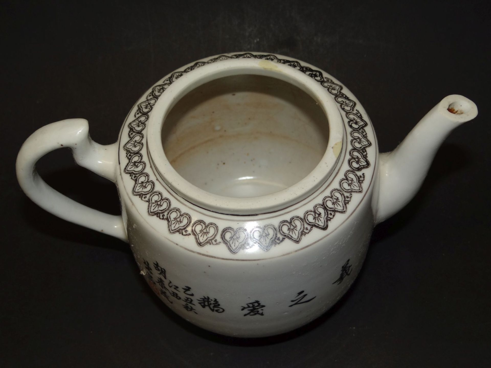 Teekanne, China,  figürlich bemalt und chines. beschriftet, älter, original Deckel fehlt, H-11,5 cm - Bild 3 aus 5