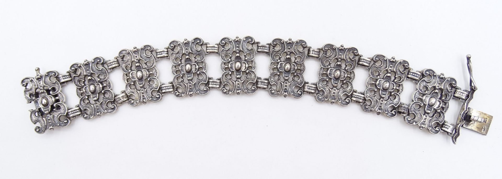 Armband "BAS", 925er-Silber, mit Steckverschluss, B. 2,3 cm, L. 18,5 cm, 35 gr., mit Altersspuren, 