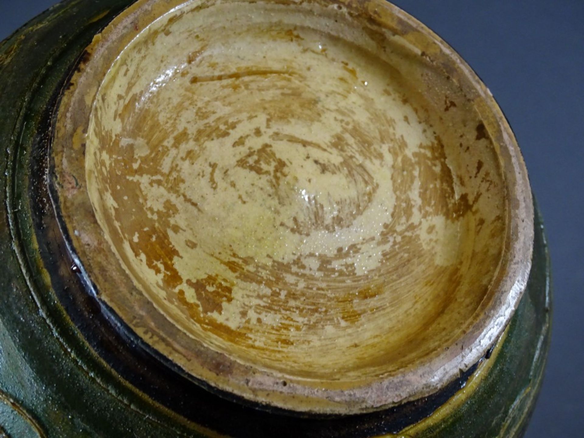 Keramik Henkelkrug, bemalt, H-20cm, Farbabplatzer am Rand - Bild 5 aus 5
