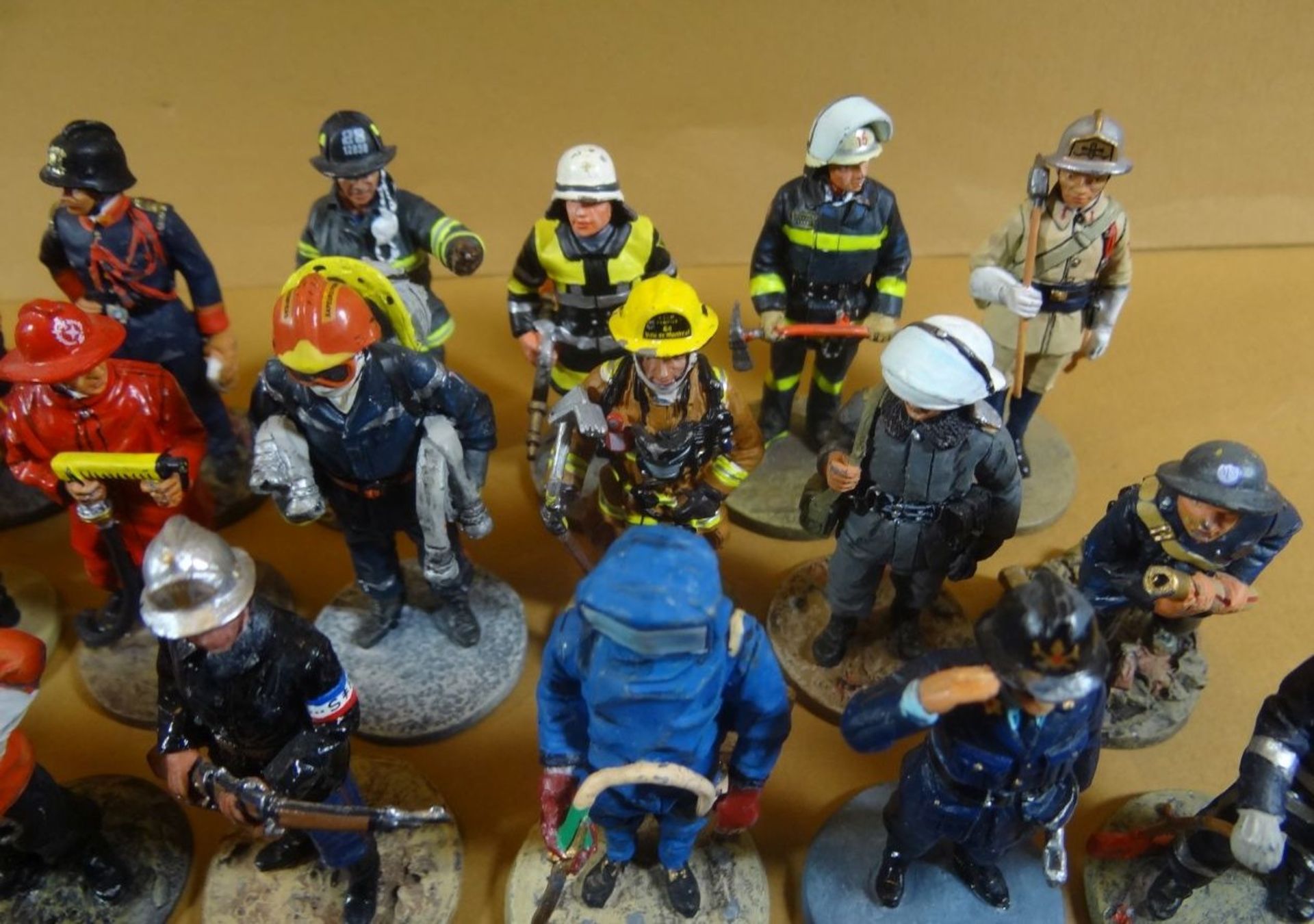 60x diverse Feuerwehr Männer aus Zinn von del Prado, H-9 cm und 2x Löschschläuche auf Rad - Bild 4 aus 11