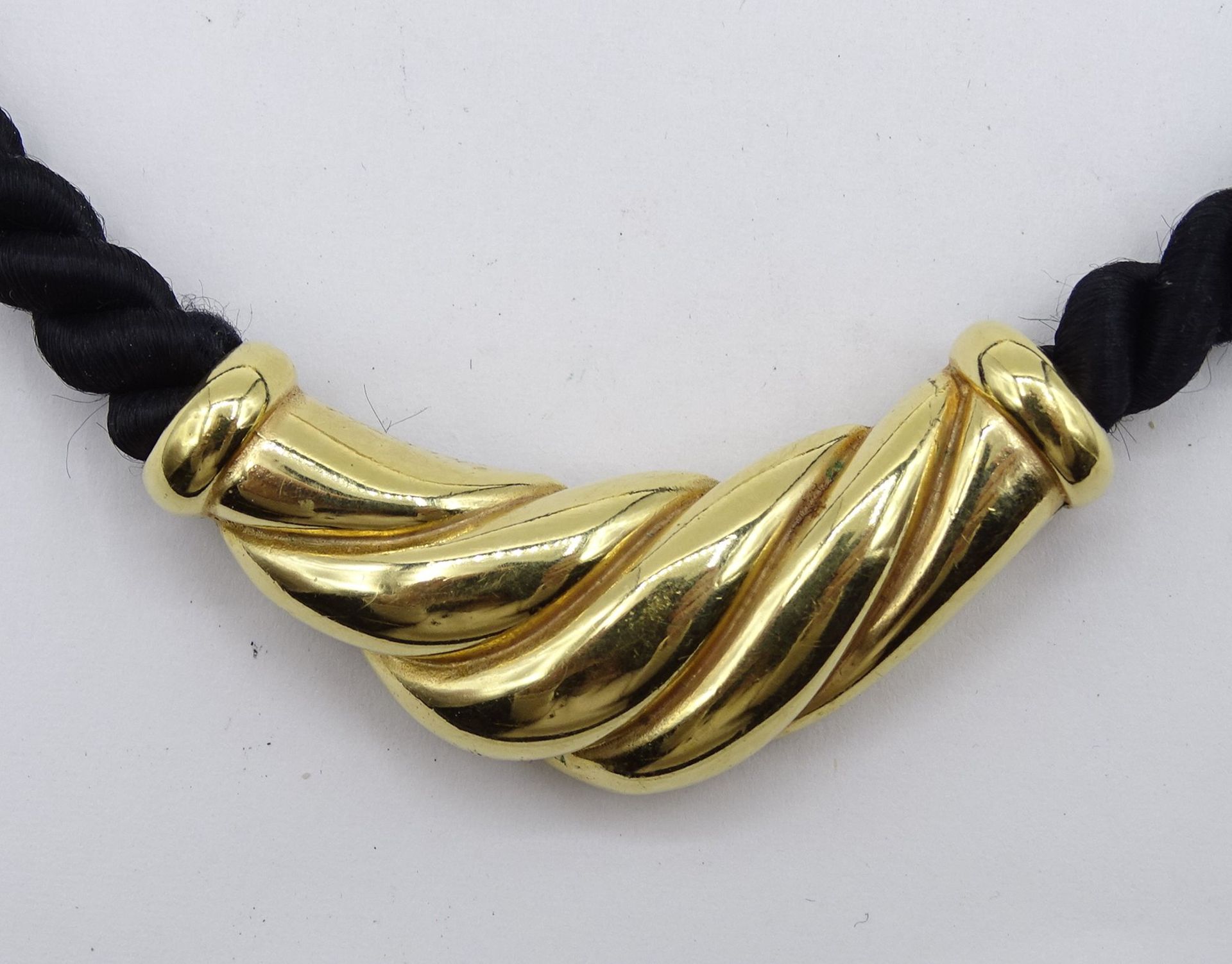 Modeschmuckcollier, Kordel mit goldfarbenem Metallbesatz, L. 41 cm - Bild 2 aus 5