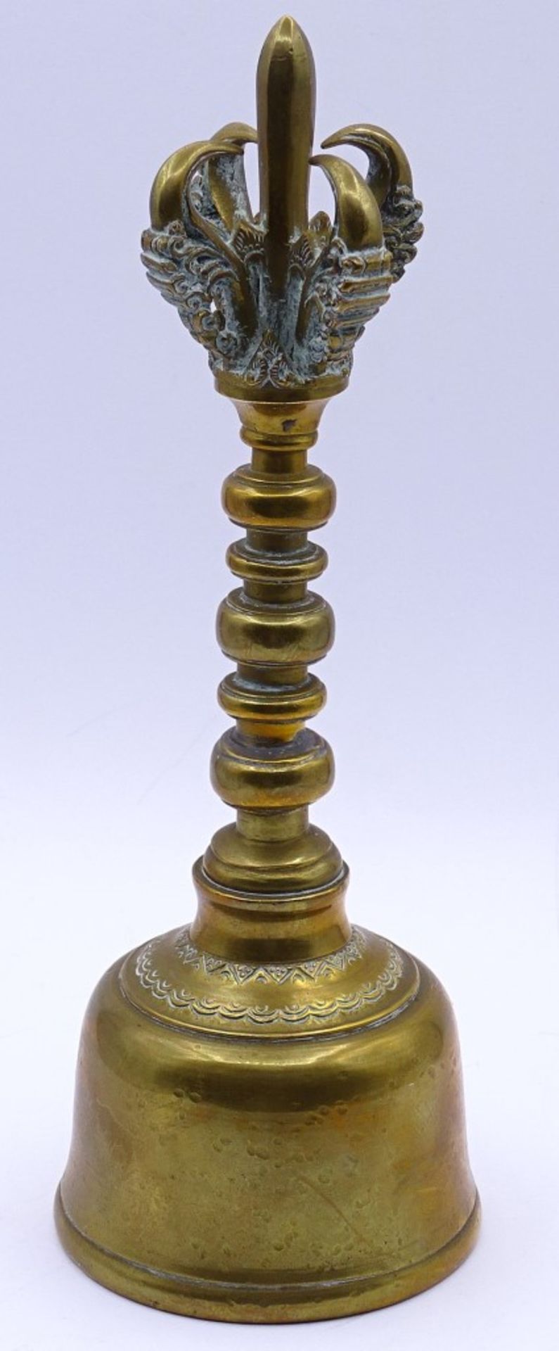 Große Handglocke aus Messing, Tibet wohl 18./19.Jhd., mit Vogelkrallen, H-21,5cm