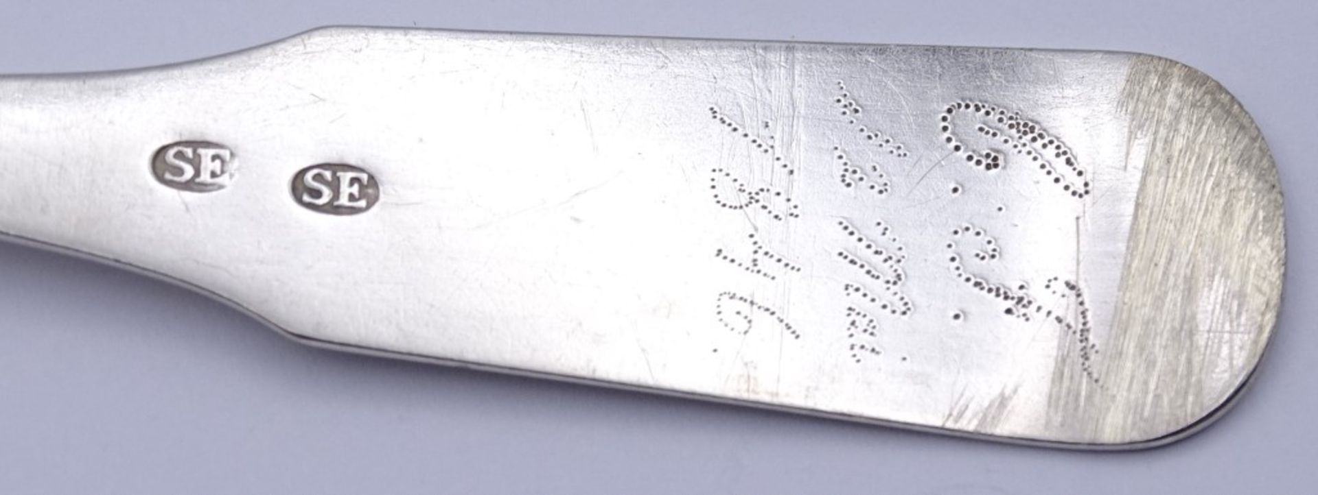 kl. Sahnekelle, Silber, Punktgravur und Datierung 1846, L- 14cm, 19,5 g. - Bild 2 aus 2