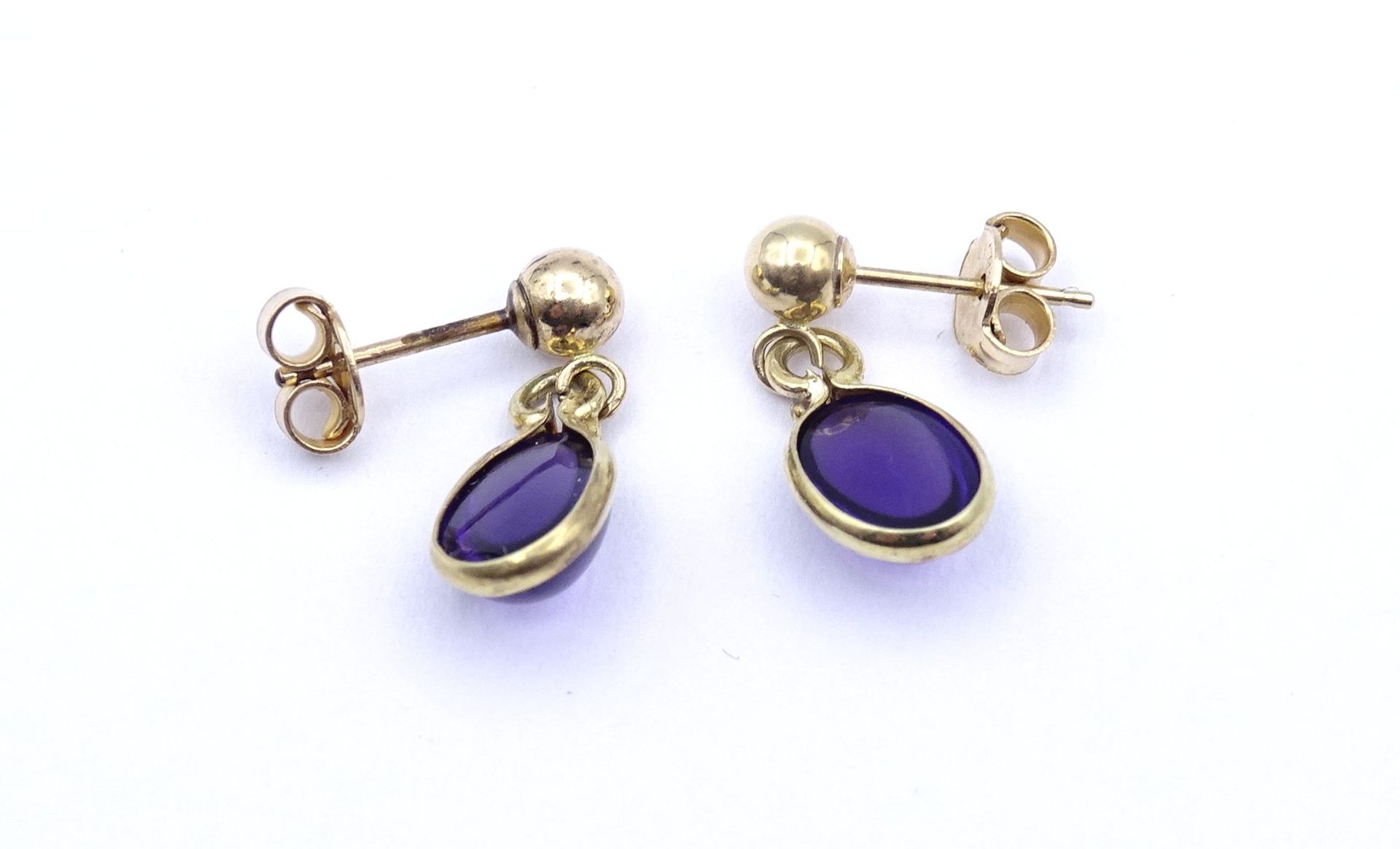 Ohrstecker aus 585er-Gelbgold mit Amethystcabochons, L. 1,5 cm, 1,4 gr. - Bild 3 aus 3