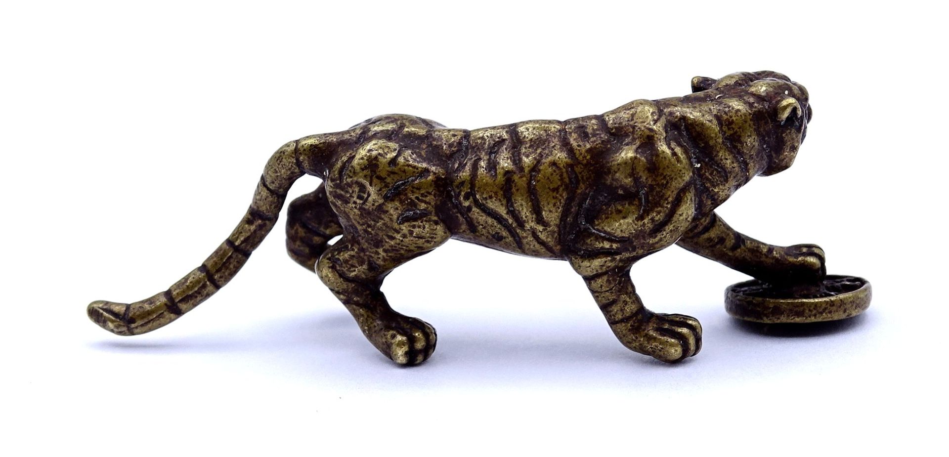 Bronzefigur eines Tigers mit einer Käschmünze, L. ca. 6,5 cm - Bild 2 aus 4