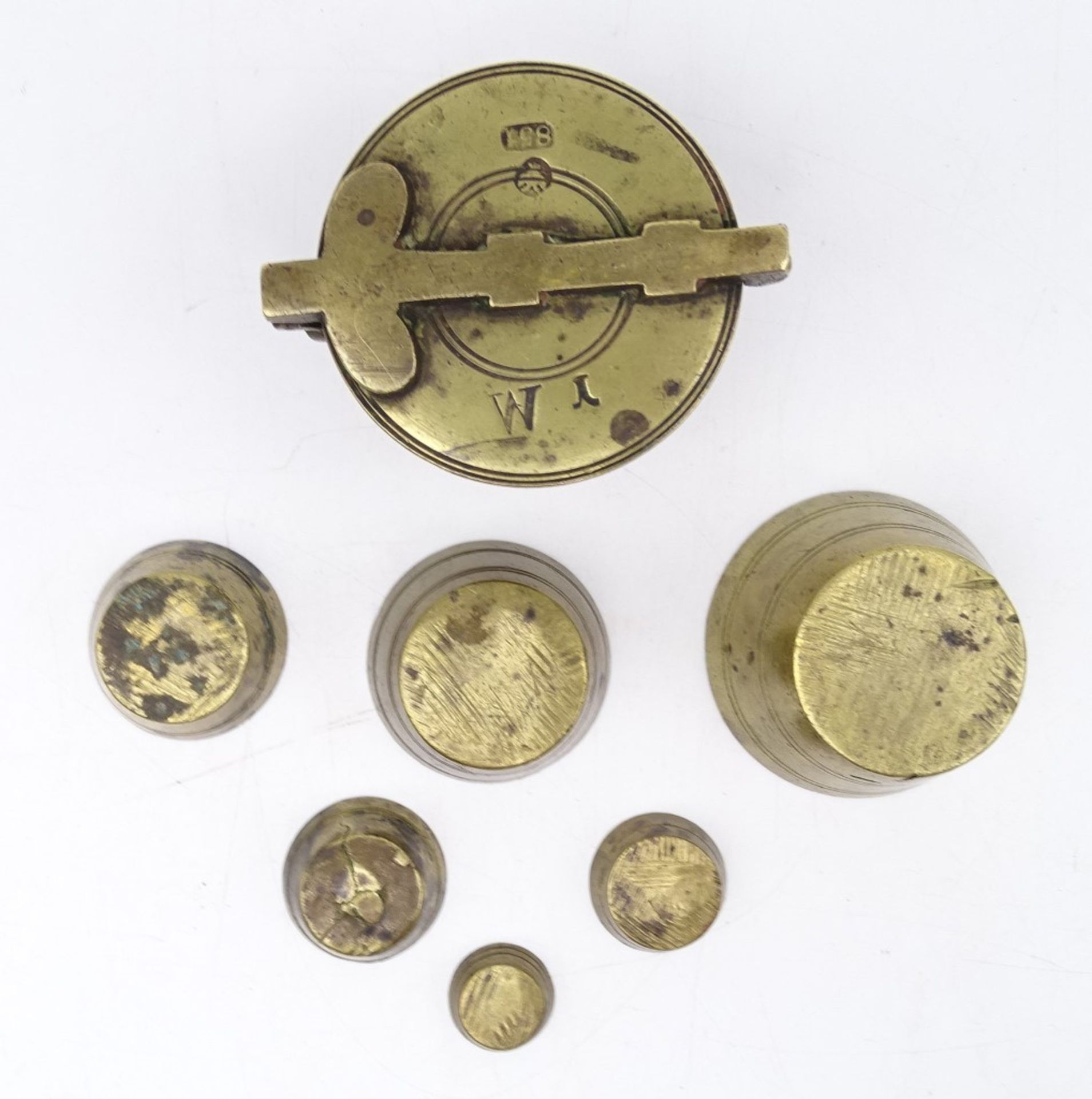 Gewichtssatz aus Bronze mit Altersspuren, Verschluss beschädigt, H. 4,5 cm, Ø 5,7 cm - Image 3 of 7