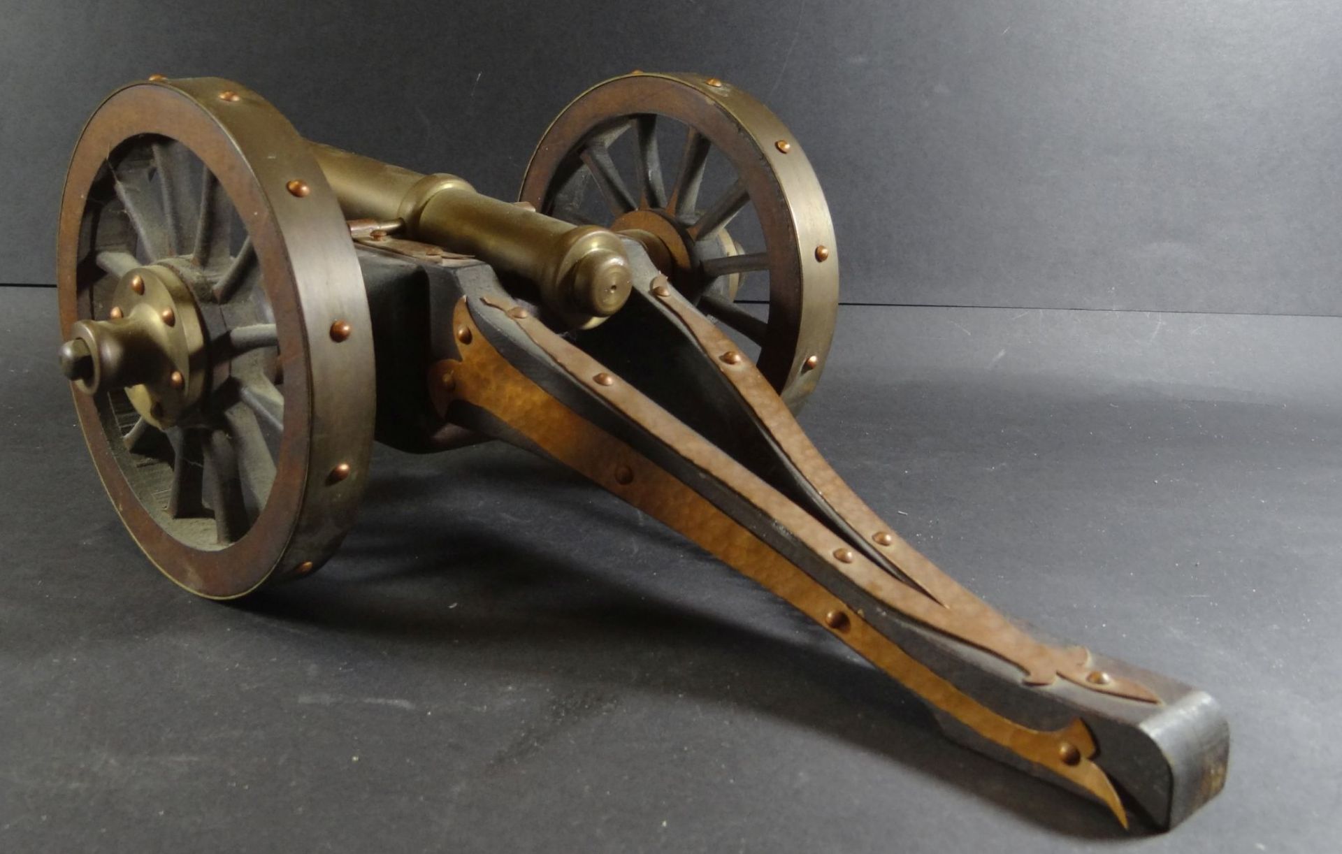 Modell einer Kanone auf Lafette, Holz/Kupfer/Messing, am rechten Rad fehlen Schrauben, H-14 cm, L-4 - Bild 2 aus 7