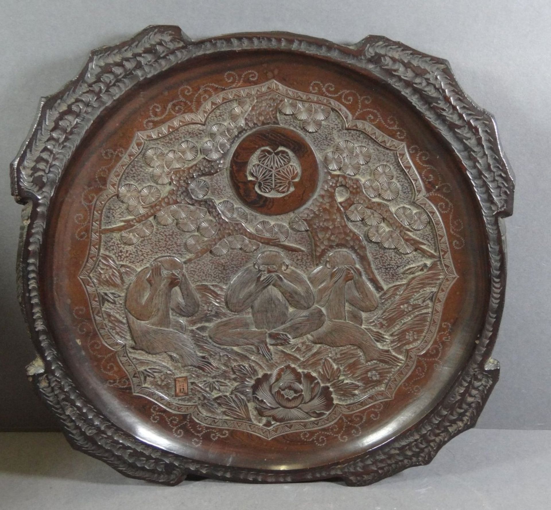 runde beschnitzte Holzplatte, China, Drei weise Affen, verso gemarkt, Holz gebogen, D-ca. 27 cm
