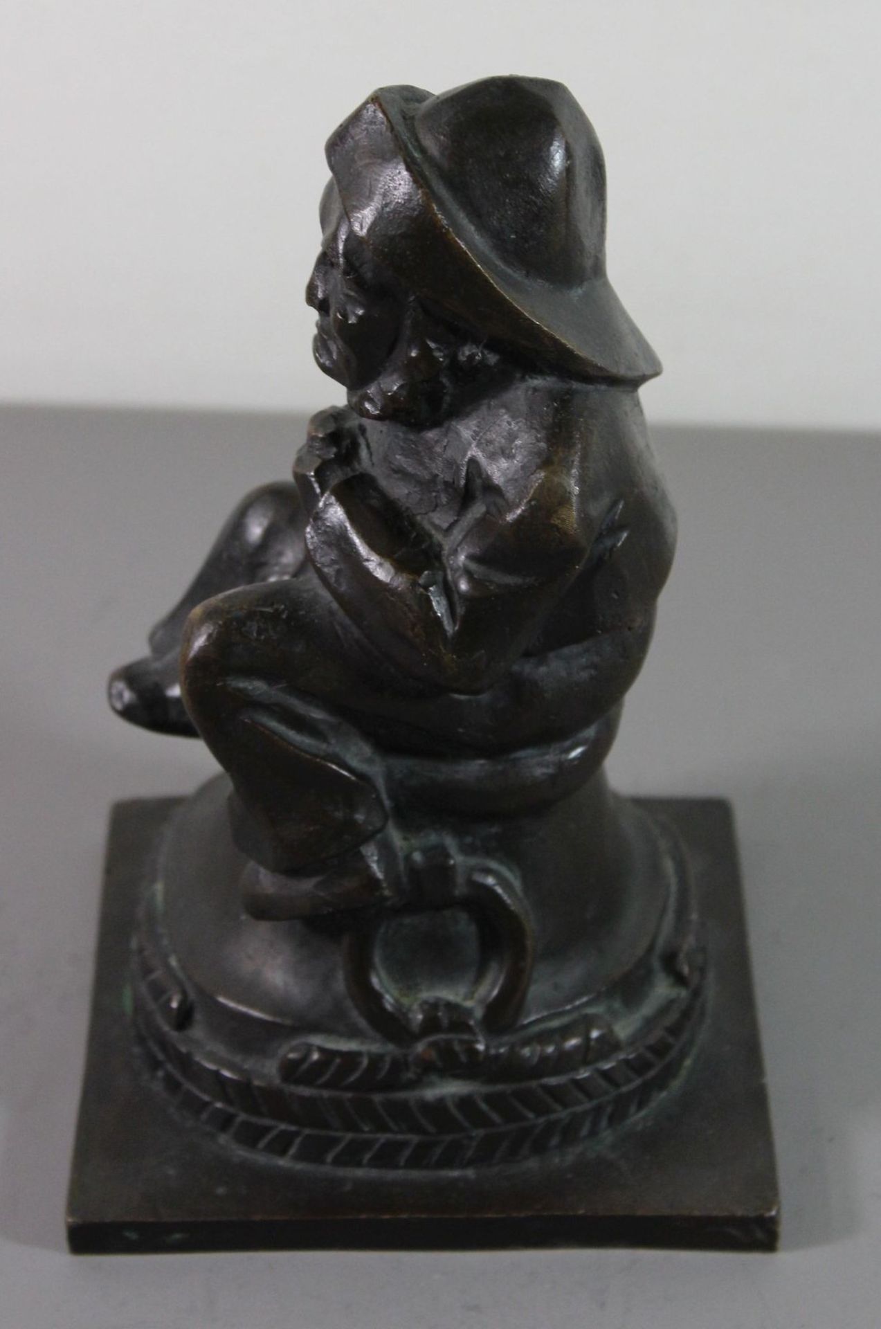 Seemann auf Poller sitzend, Bronze, ungemarkt, älter, H-21cm B-12,5cm. - Bild 5 aus 6