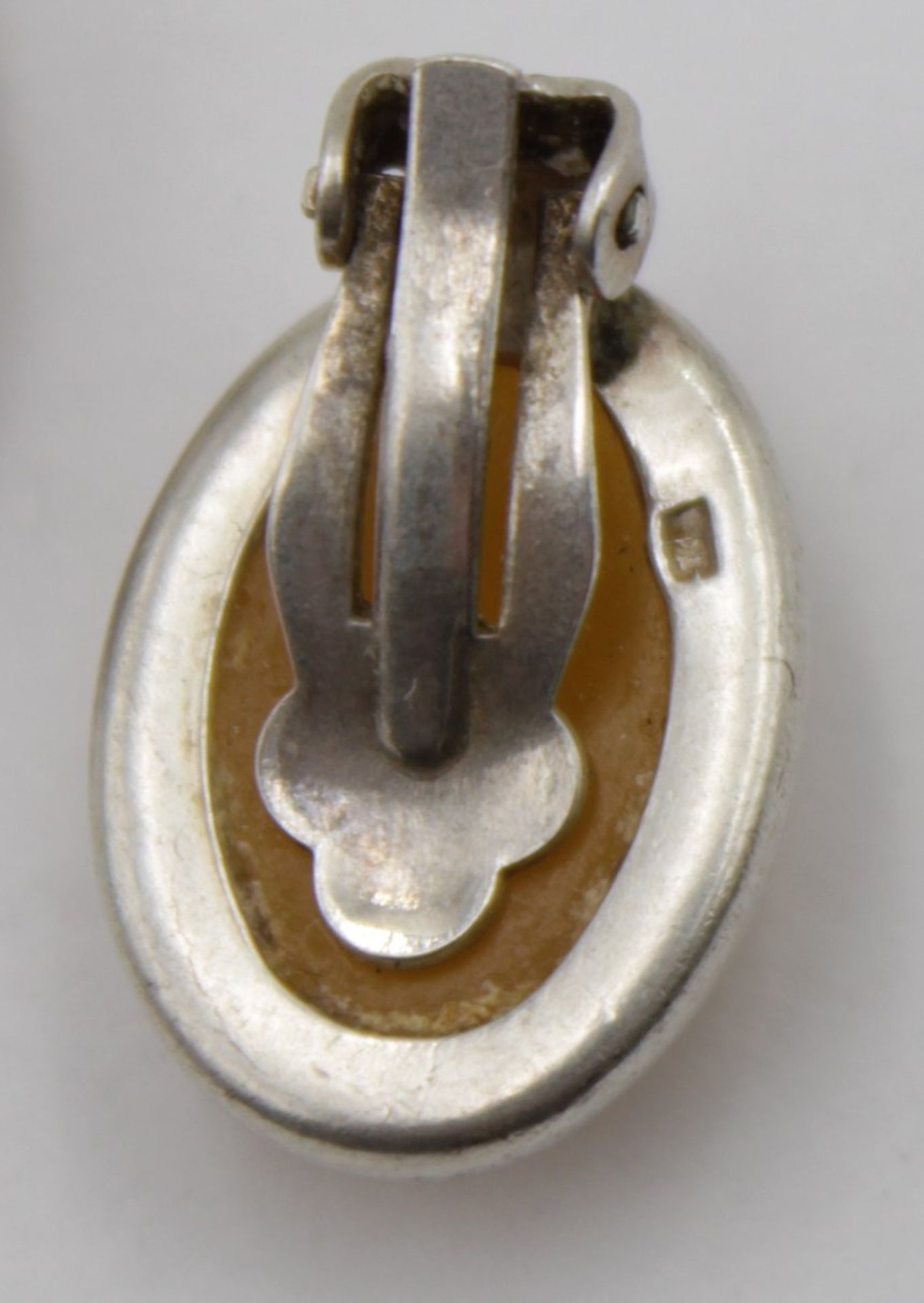 Paar Bernstein-Ohrclips, 925er Fassung, zus. 5,3gr., L-2,2cm. - Image 3 of 3