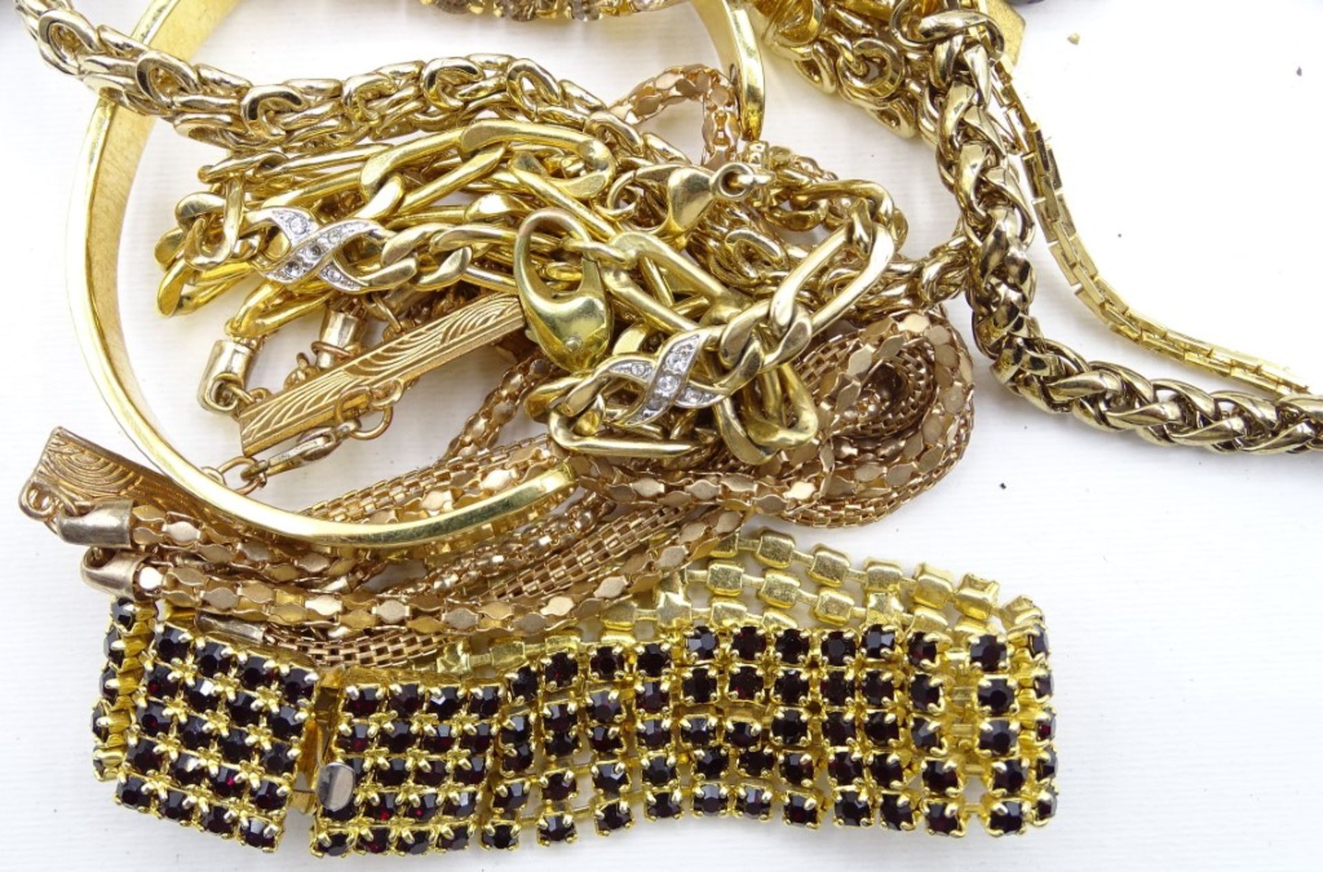 Konvolut goldfarbener Modeschmuck, besetzt mit Schmucksteinen, Strass, teilweise emailliert - Bild 2 aus 10