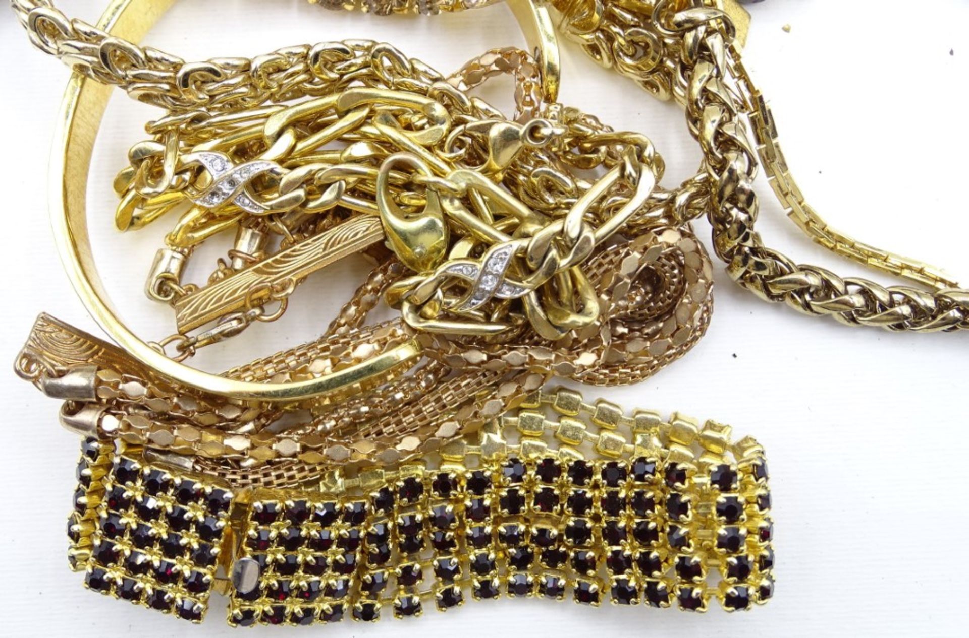 Konvolut goldfarbener Modeschmuck, besetzt mit Schmucksteinen, Strass, teilweise emailliert - Image 2 of 10