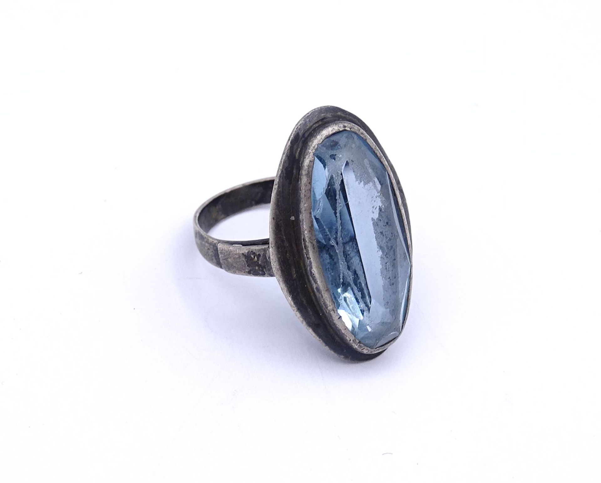 835er Silber Ring mit einen oval facc. hellblauen Farbstein, starke Tragespuren, 6,5g., RG 51/52 - Image 2 of 3