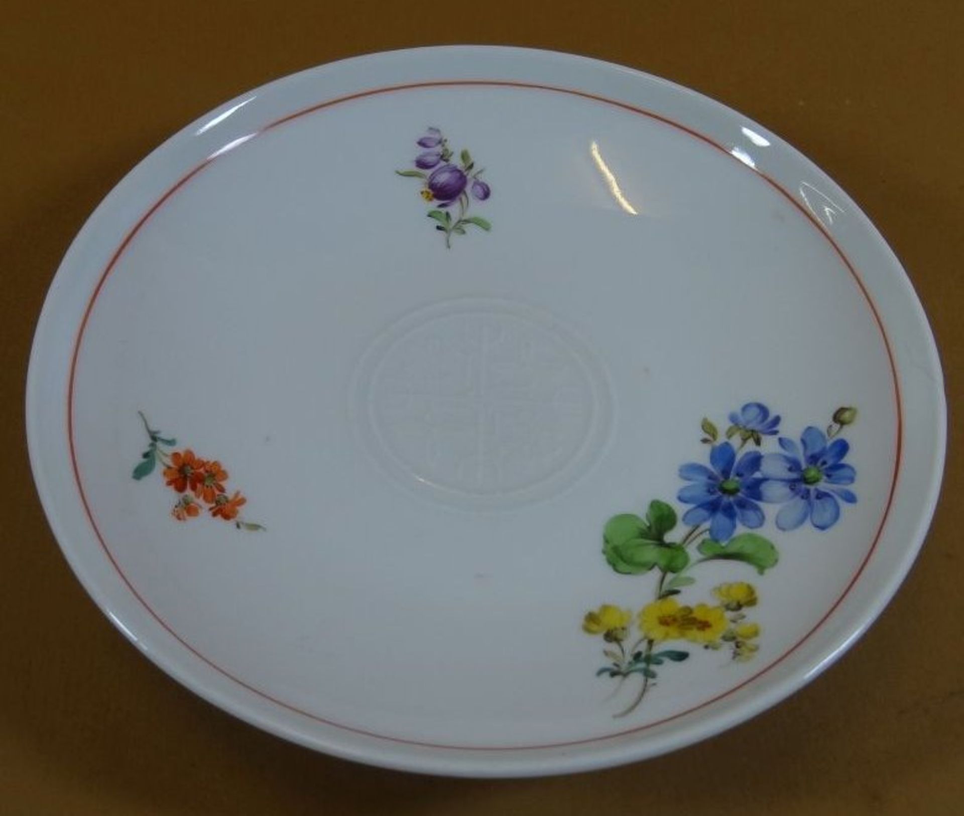 gr. Untertasse "Meissen" Blumenmalerei, Schwerter durchschliffen, D-17 cm