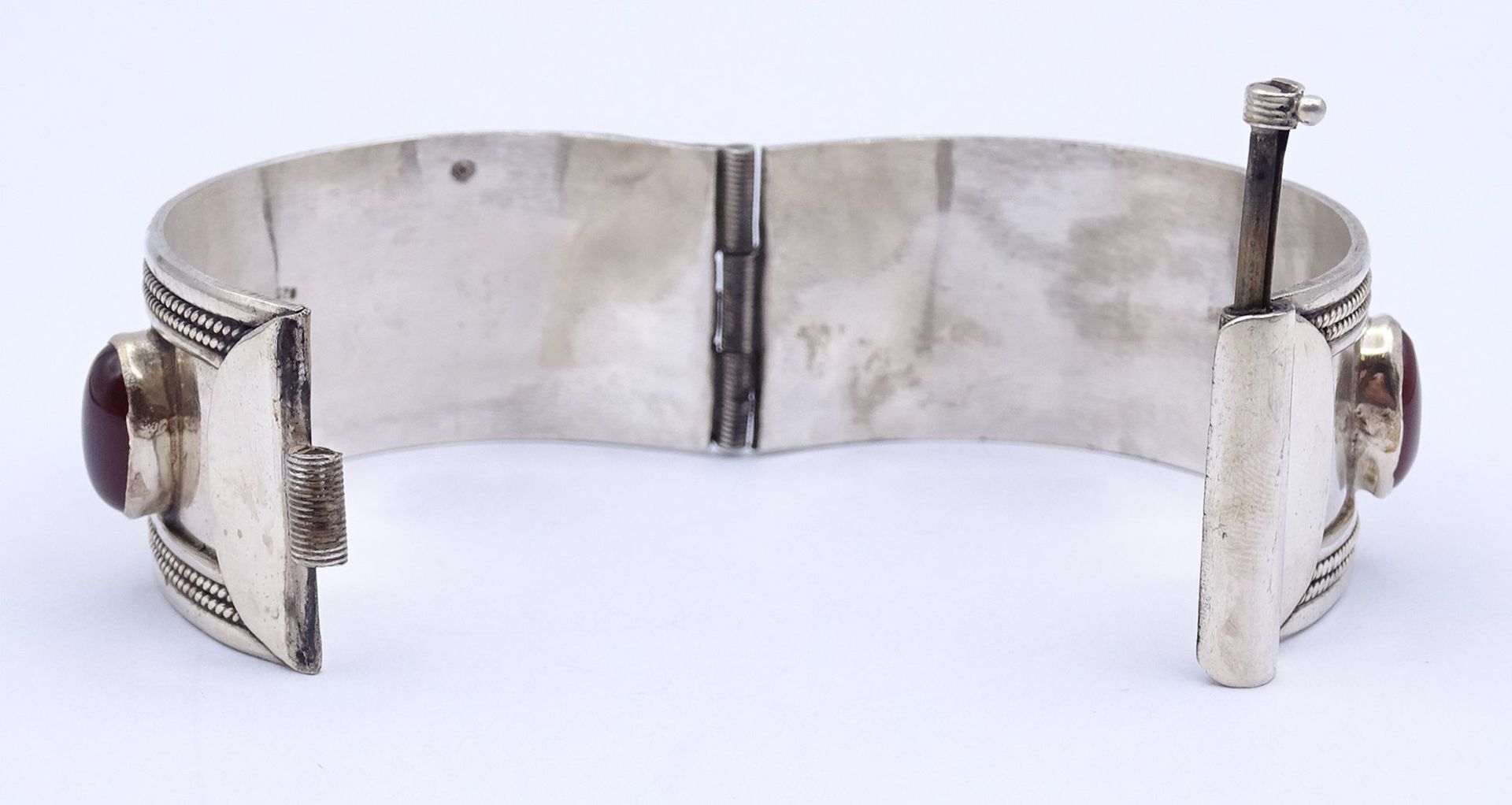 Breite Armspange mit Karneol Cabochons, bez. Sezgin, Sterling Silber 0.925, B. 2,8cm, 64,7g. - Image 5 of 5
