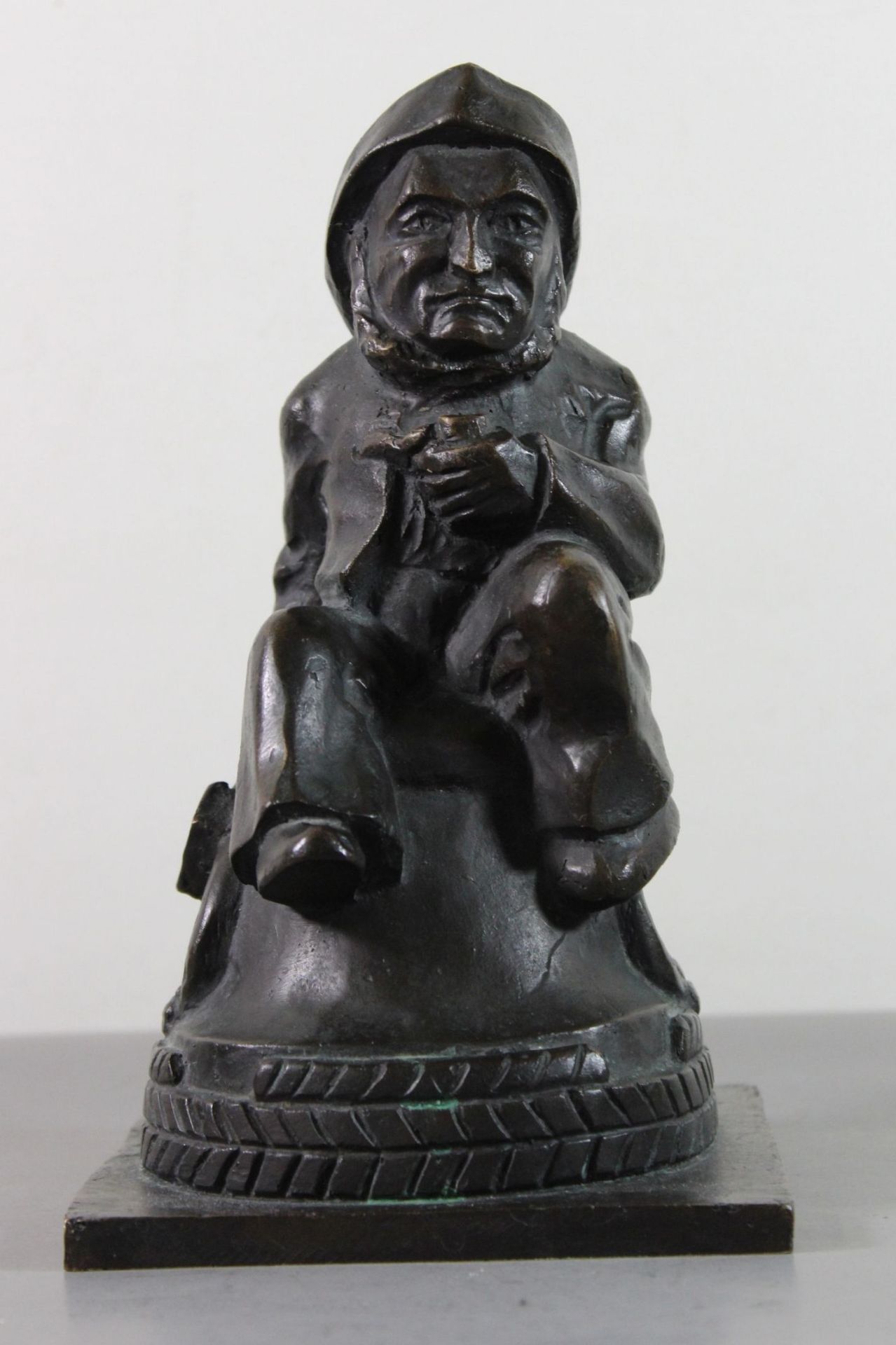 Seemann auf Poller sitzend, Bronze, ungemarkt, älter, H-21cm B-12,5cm.