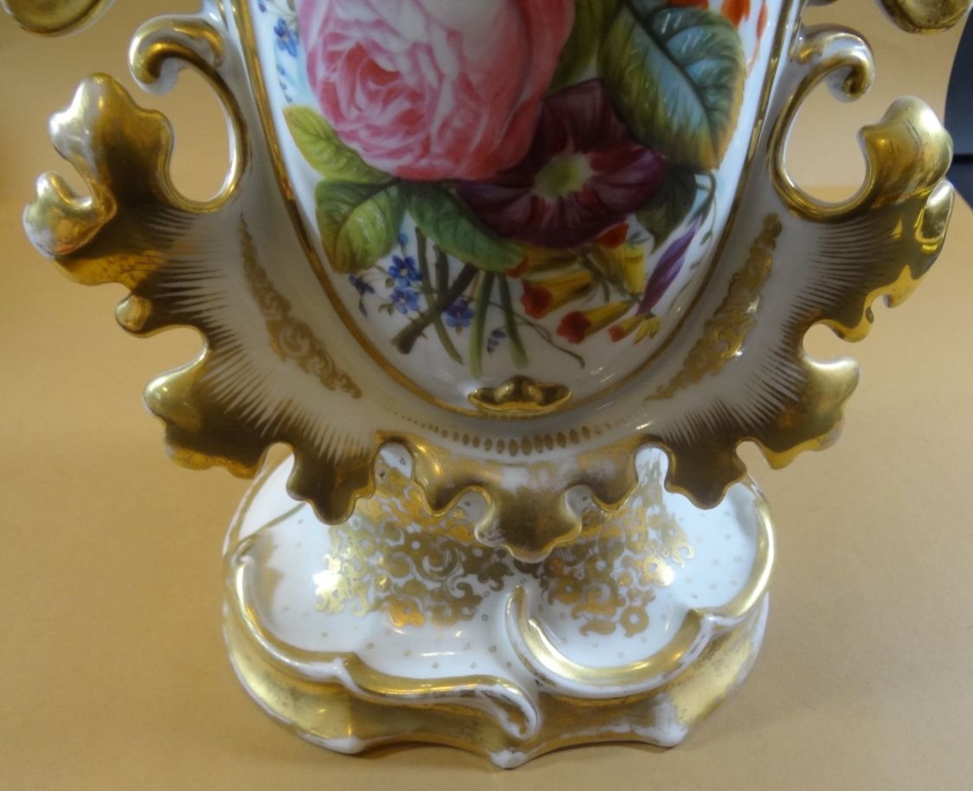grosse Biedermeier-Vase mit Blumenmalerei, ein Zacken fehlt, langer Altriss, H-44 cm, B-31 cm - Image 3 of 7