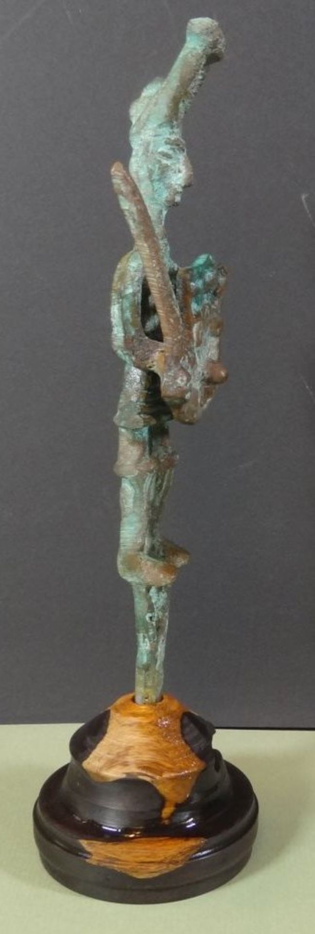 Bronze-Krieger in Holzstand, Nigeria/Benin?, H- komplett 26 cm - Bild 3 aus 3