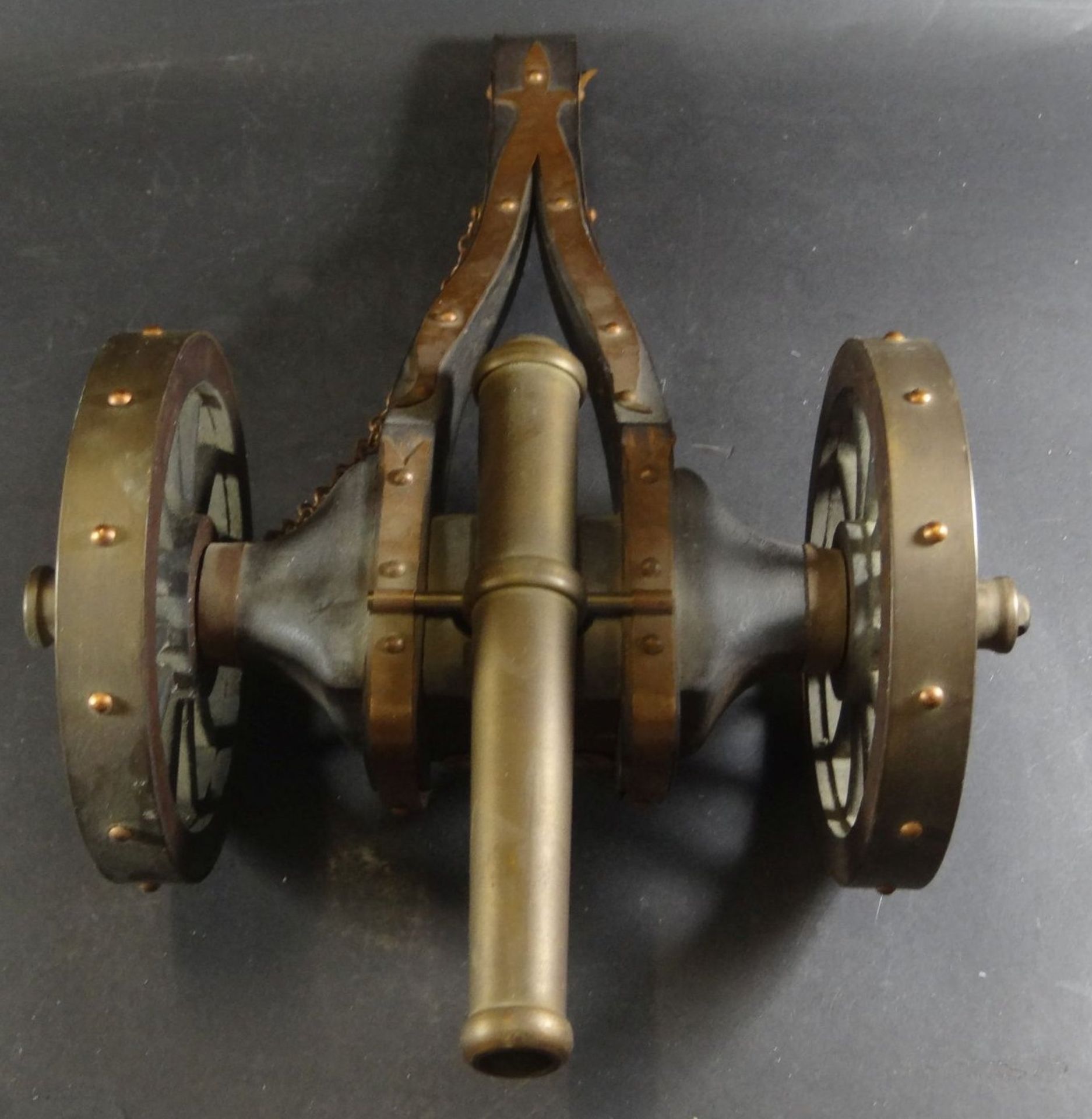 Modell einer Kanone auf Lafette, Holz/Kupfer/Messing, am rechten Rad fehlen Schrauben, H-14 cm, L-4 - Bild 5 aus 7