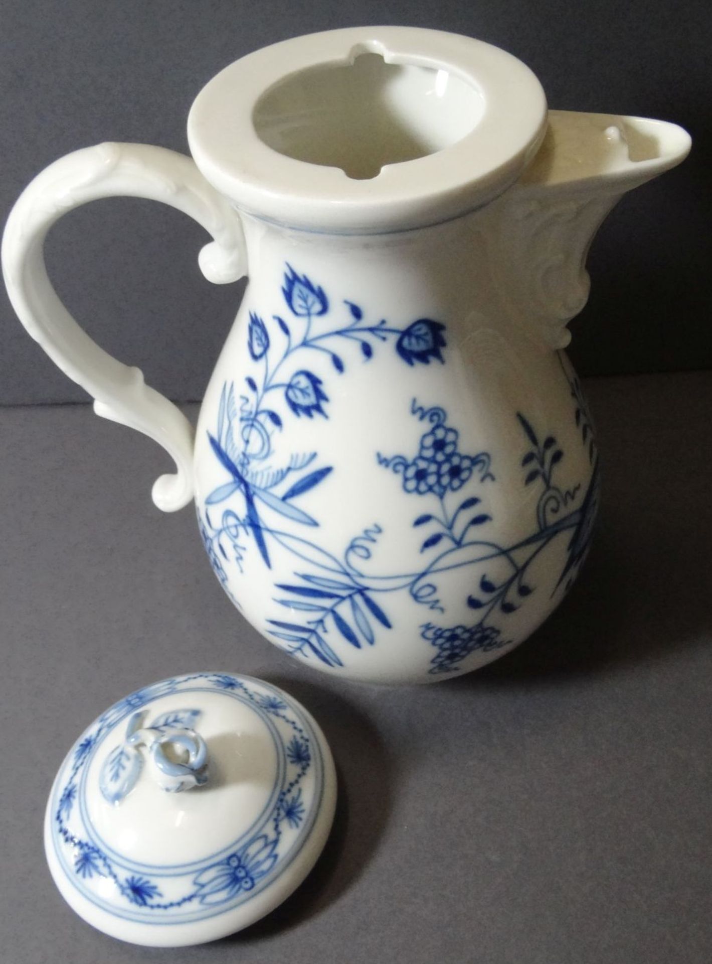 Kaffeekanne "Meissen" Zwiebelmuster, Schwertermarke, 1.Wahl, Deckelrose minim. bestossen, H-21 cm - Bild 4 aus 6