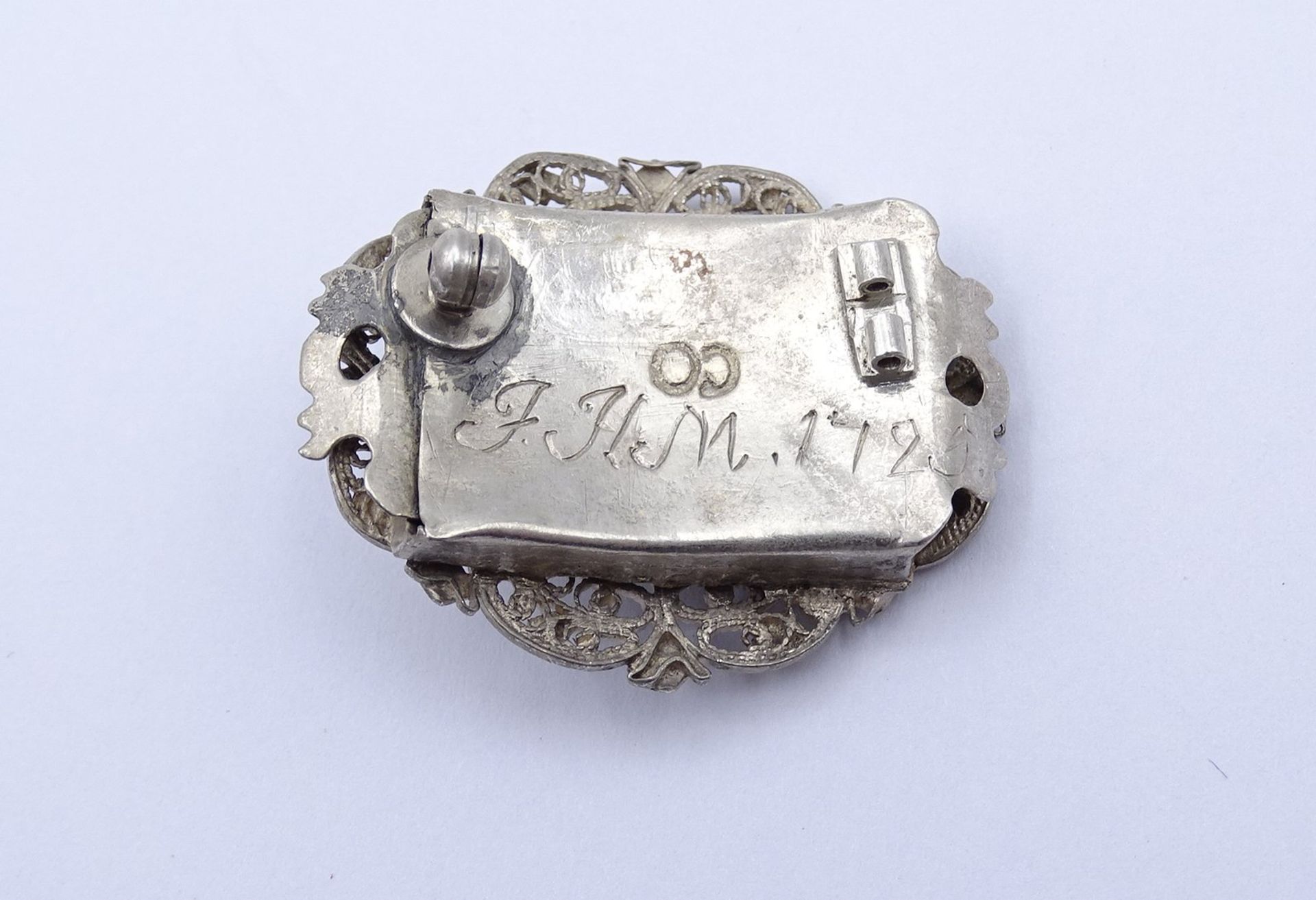 Alte Silber Brosche (gepr.), mit einem roten Stein, Datiert 1725, Nadel fehlt, 34x28mm,10,2g. - Bild 2 aus 2