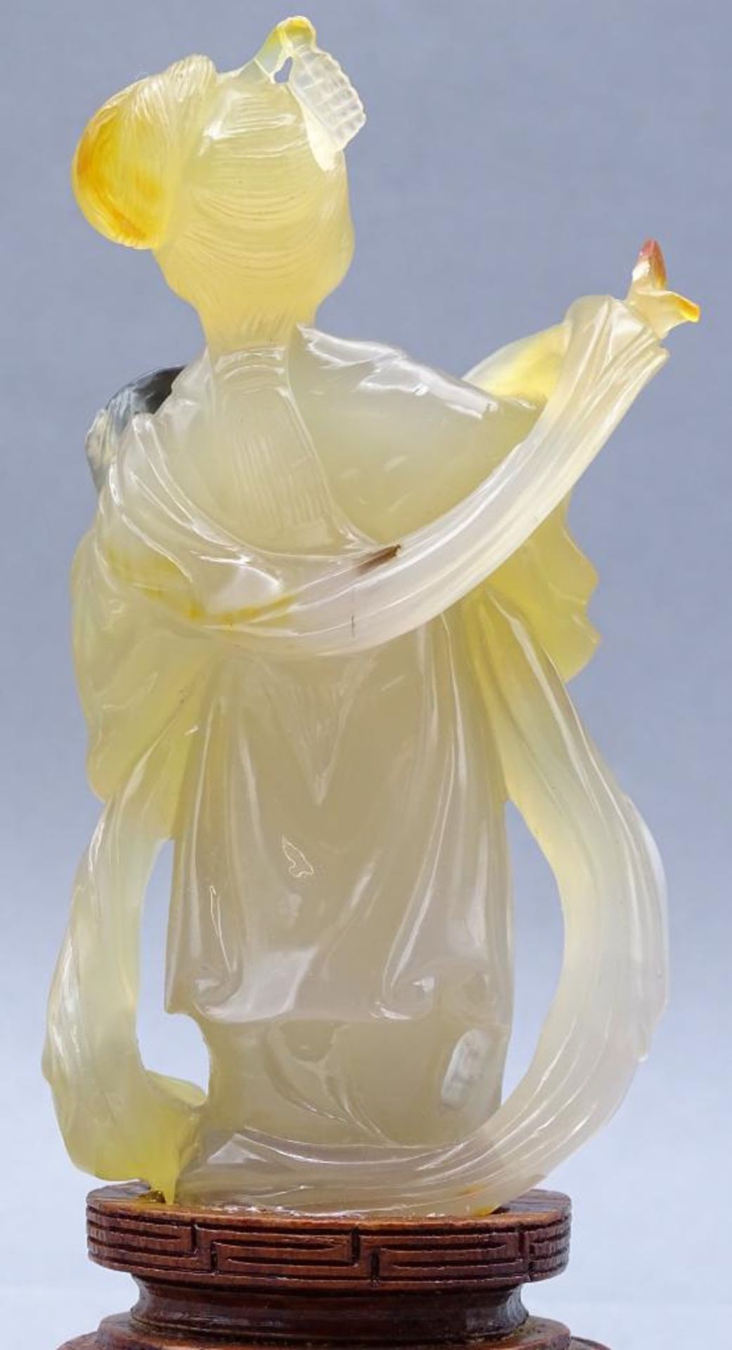 gelbe Jadeschnitzerei, Chinesin mit Fächer auf Holzsockel, China, 18/19. Jhd? , H-ca. 14 cm, rechte - Bild 3 aus 7