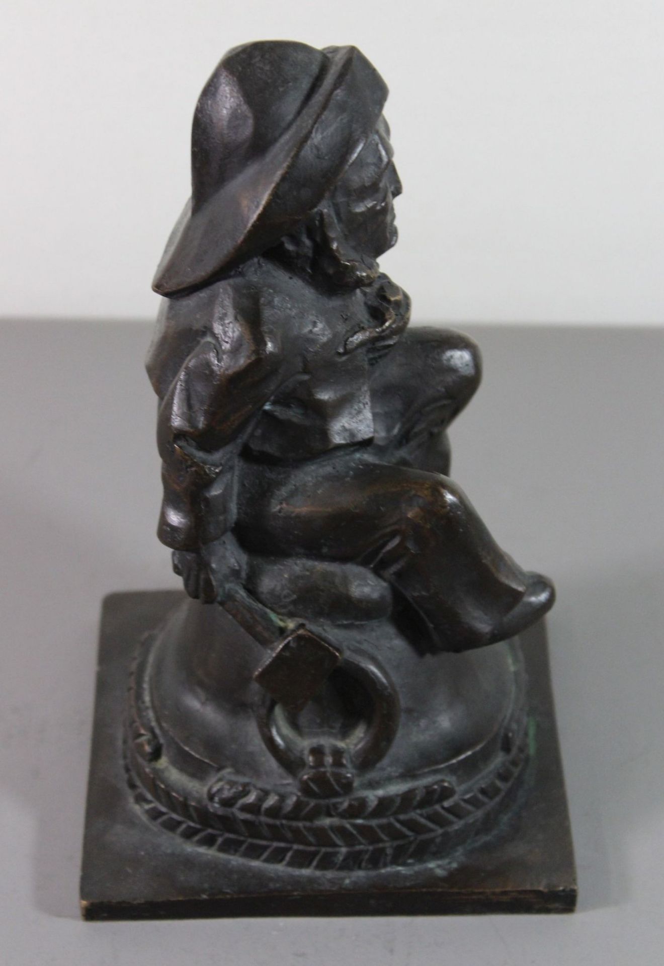 Seemann auf Poller sitzend, Bronze, ungemarkt, älter, H-21cm B-12,5cm. - Bild 3 aus 6