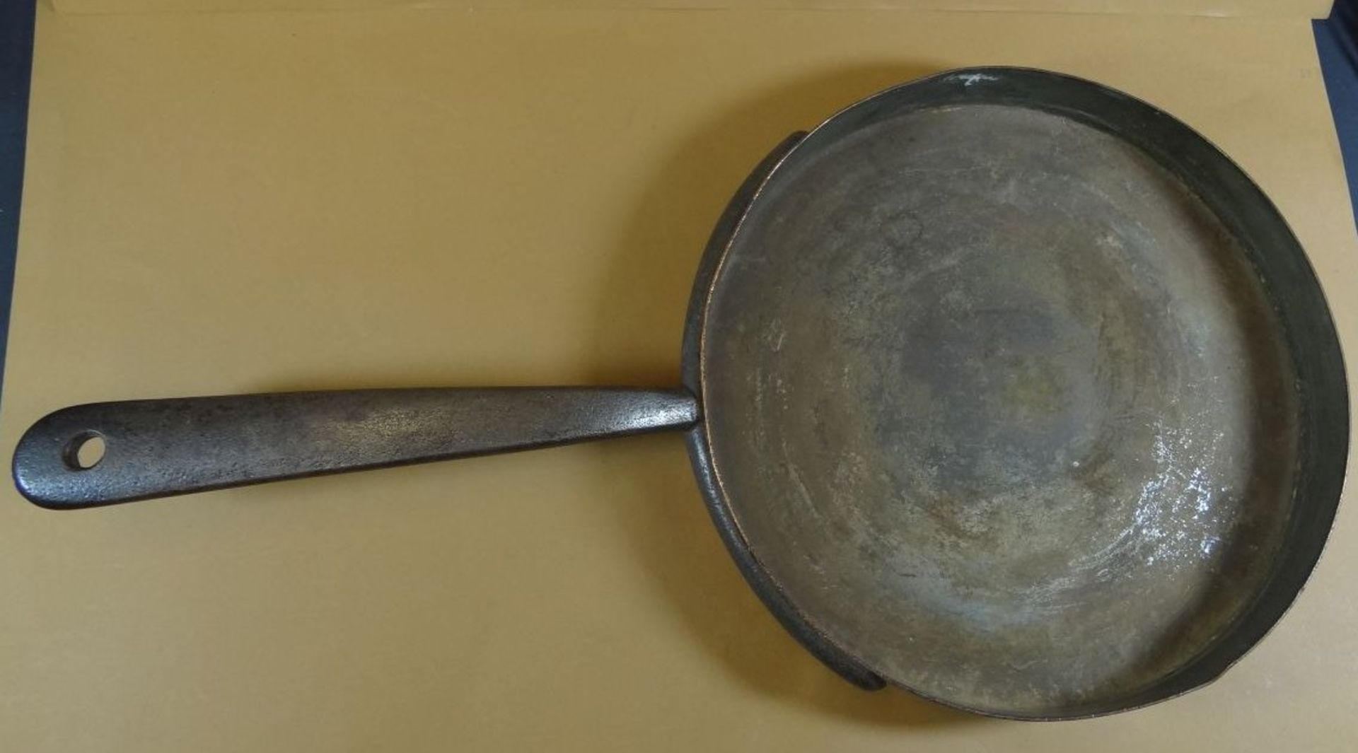 gr. schwere Kupfer-Pfanne mit Eisenstiel, seitlich gemarkt , L-52 cm - Bild 3 aus 4