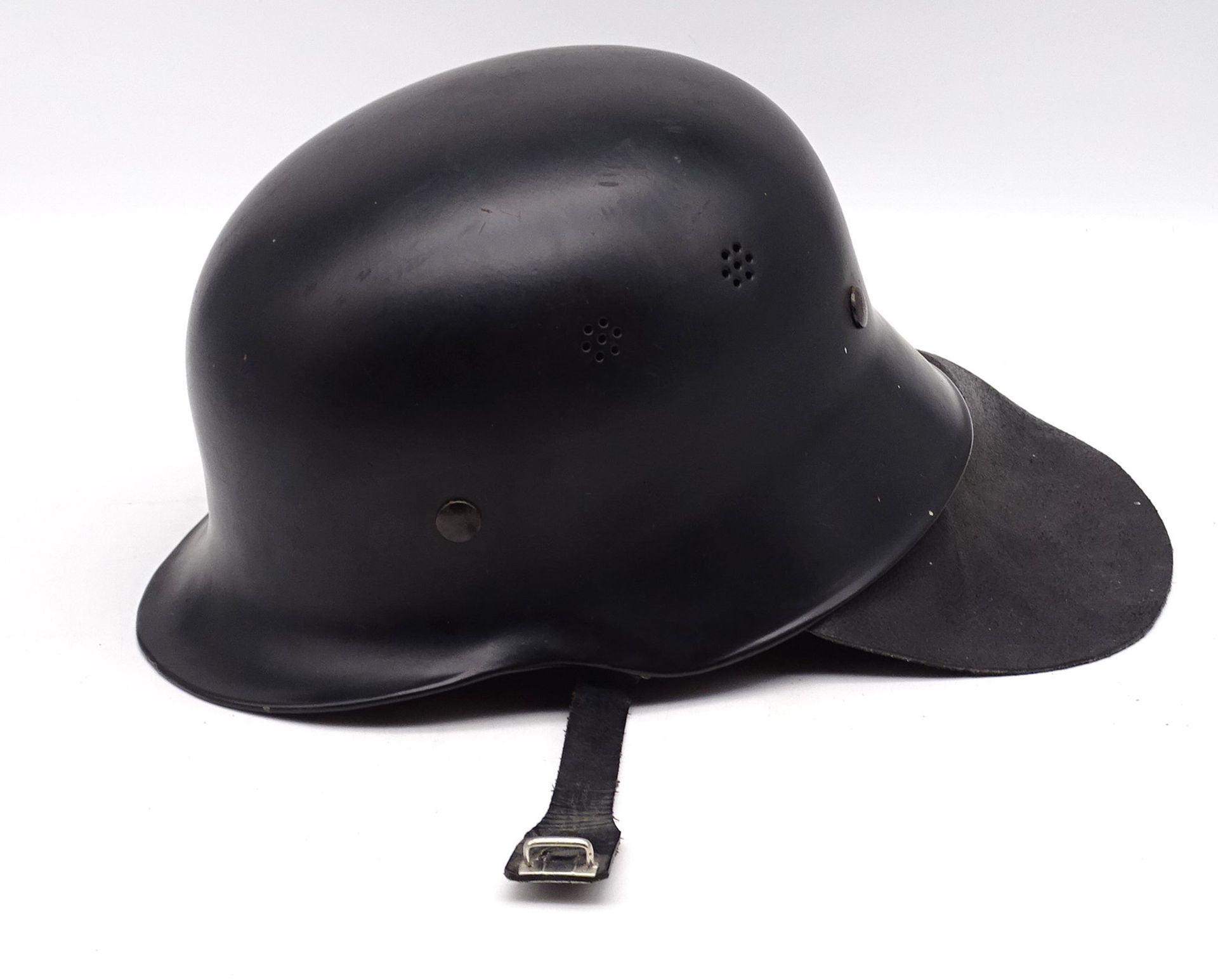 Stahlhelm wohl Feuerwehr, militärisch?