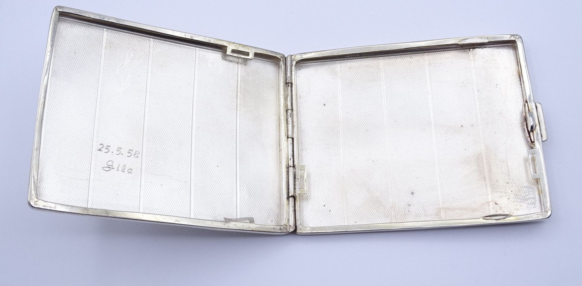 Zigaretten Etui in 835er Silber, Innengravur 25.5.58 Gila, 8,2x10cm, 105g. - Image 4 of 4