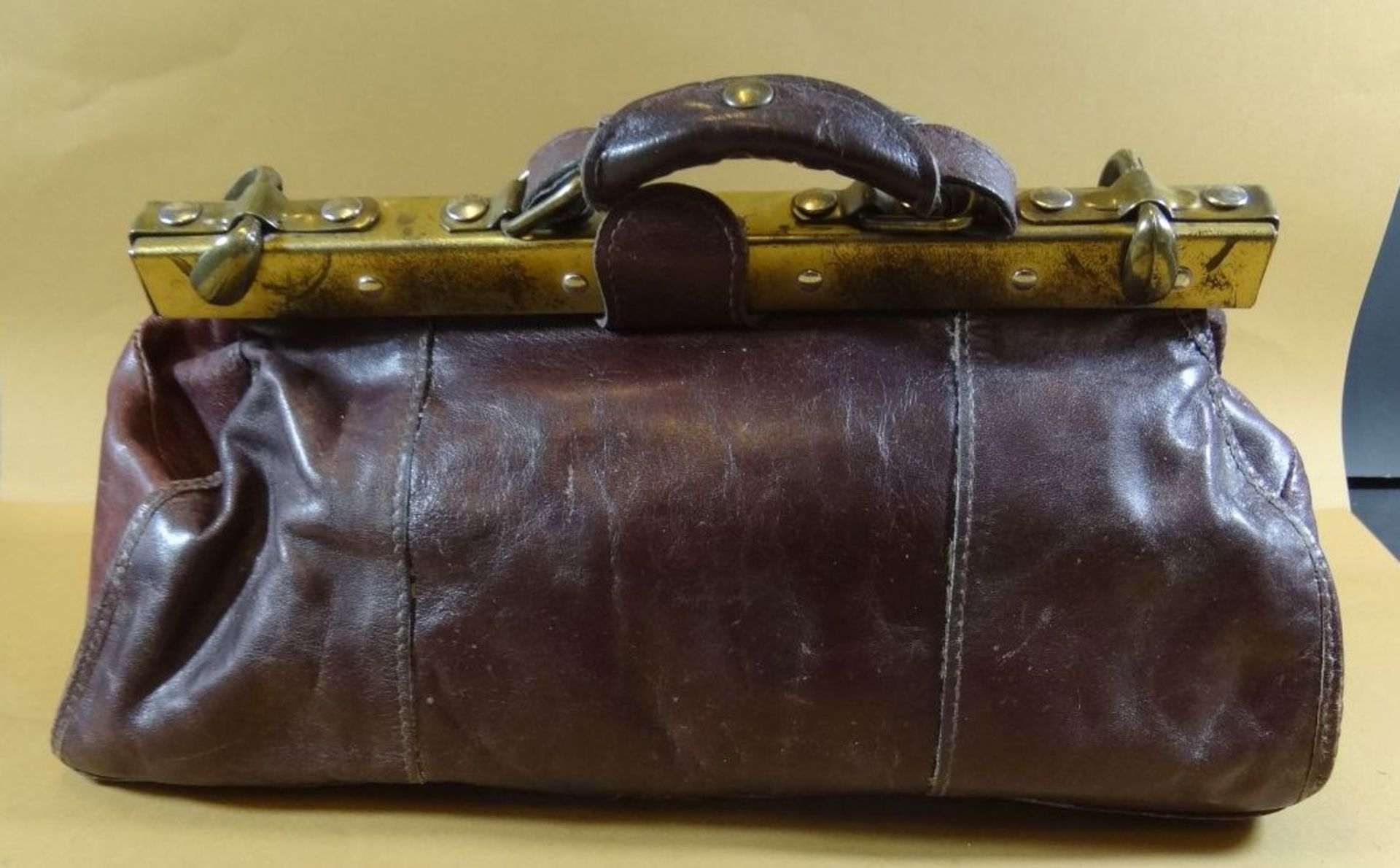 kl. alte Leder-Arzttasche, H-17 cm, 37x16 cm, Gebrauchsspuren - Bild 4 aus 8