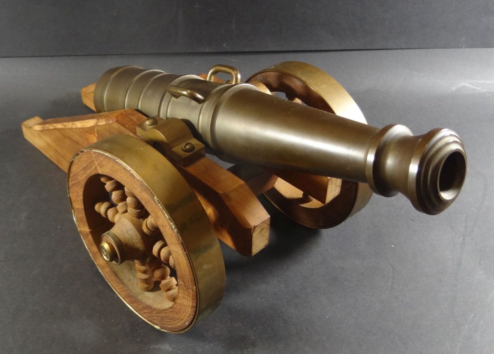 Messing-Kanone auf Holz-Lafette, H-13 cm, L-ca. 40 cm