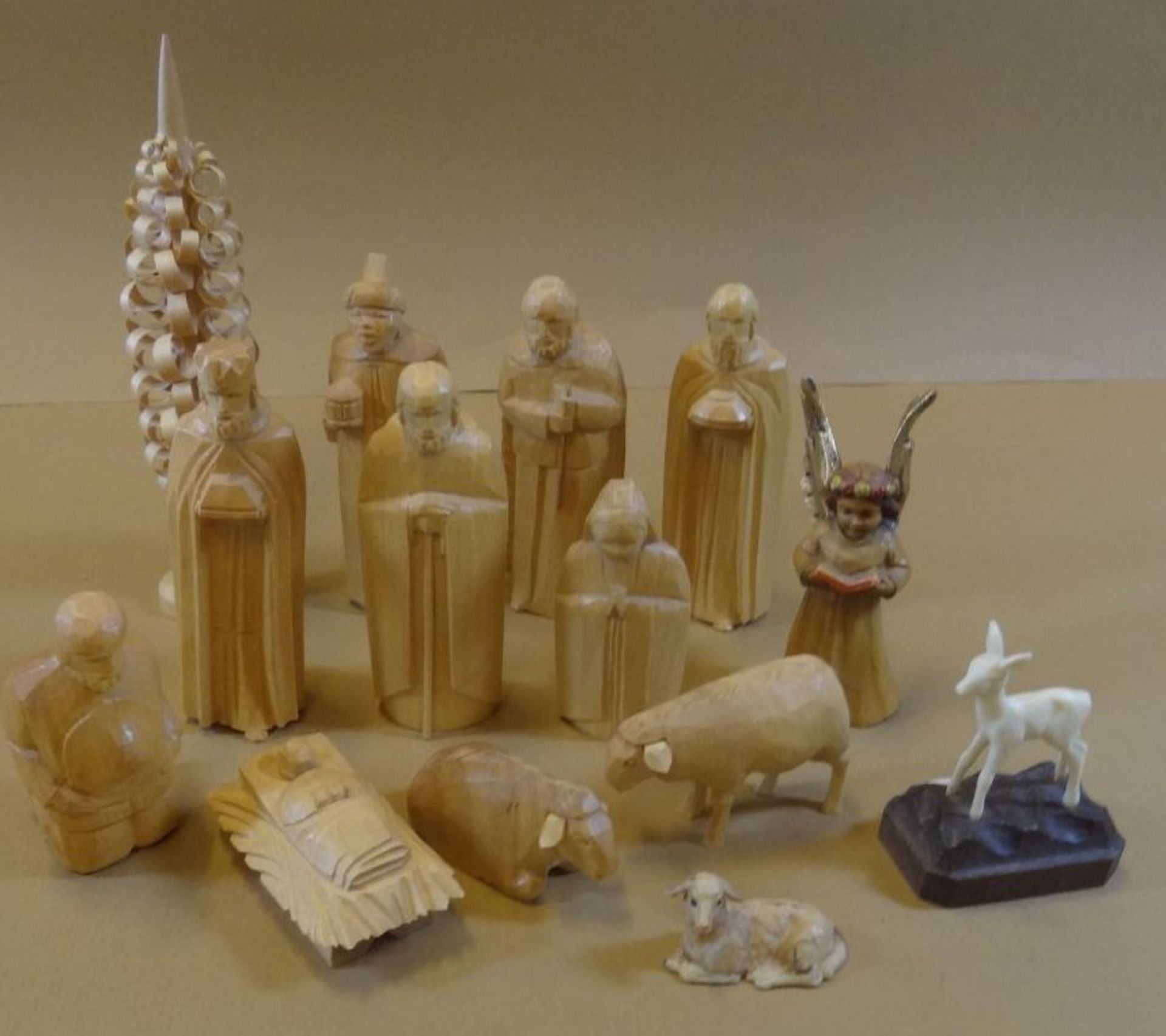 hohe Erzgebirge Weihnachtspyramide mit Figuren, älter, H-75 cm, mit Krippenfiguren und Sternsingern - Bild 8 aus 10