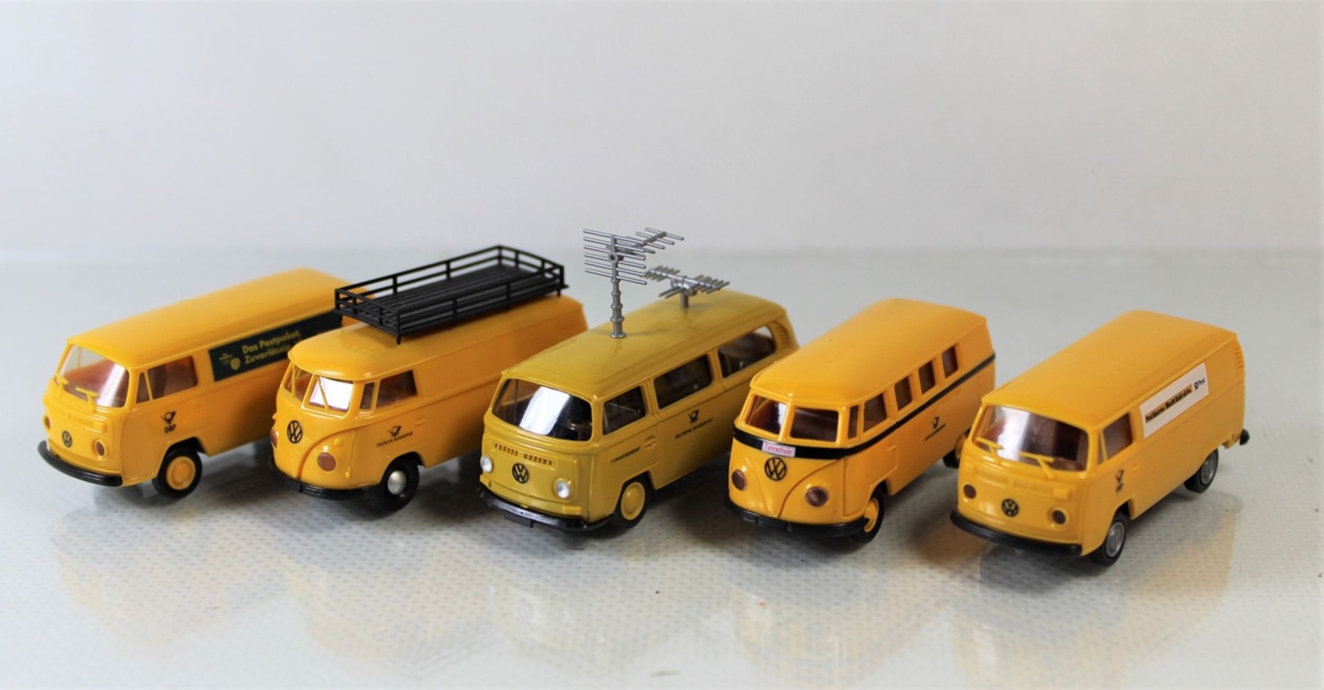 5 Modellbaufahrzeuge VW Busse mit Deutscher Bundespost Beschriftung, 1 x Wiking und 4 x Brekina, 1: