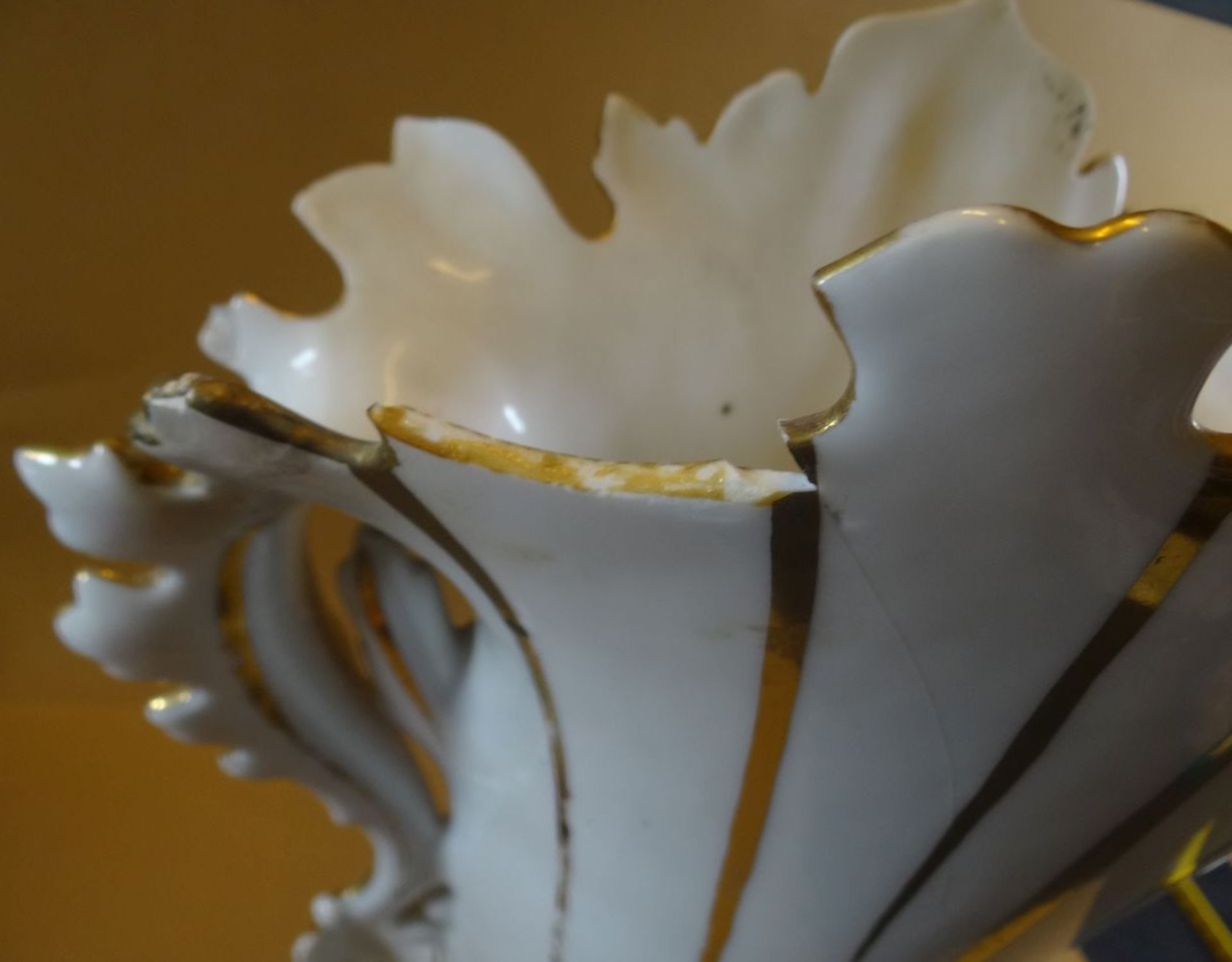 grosse Biedermeier-Vase mit Blumenmalerei, ein Zacken fehlt, langer Altriss, H-44 cm, B-31 cm - Image 4 of 7