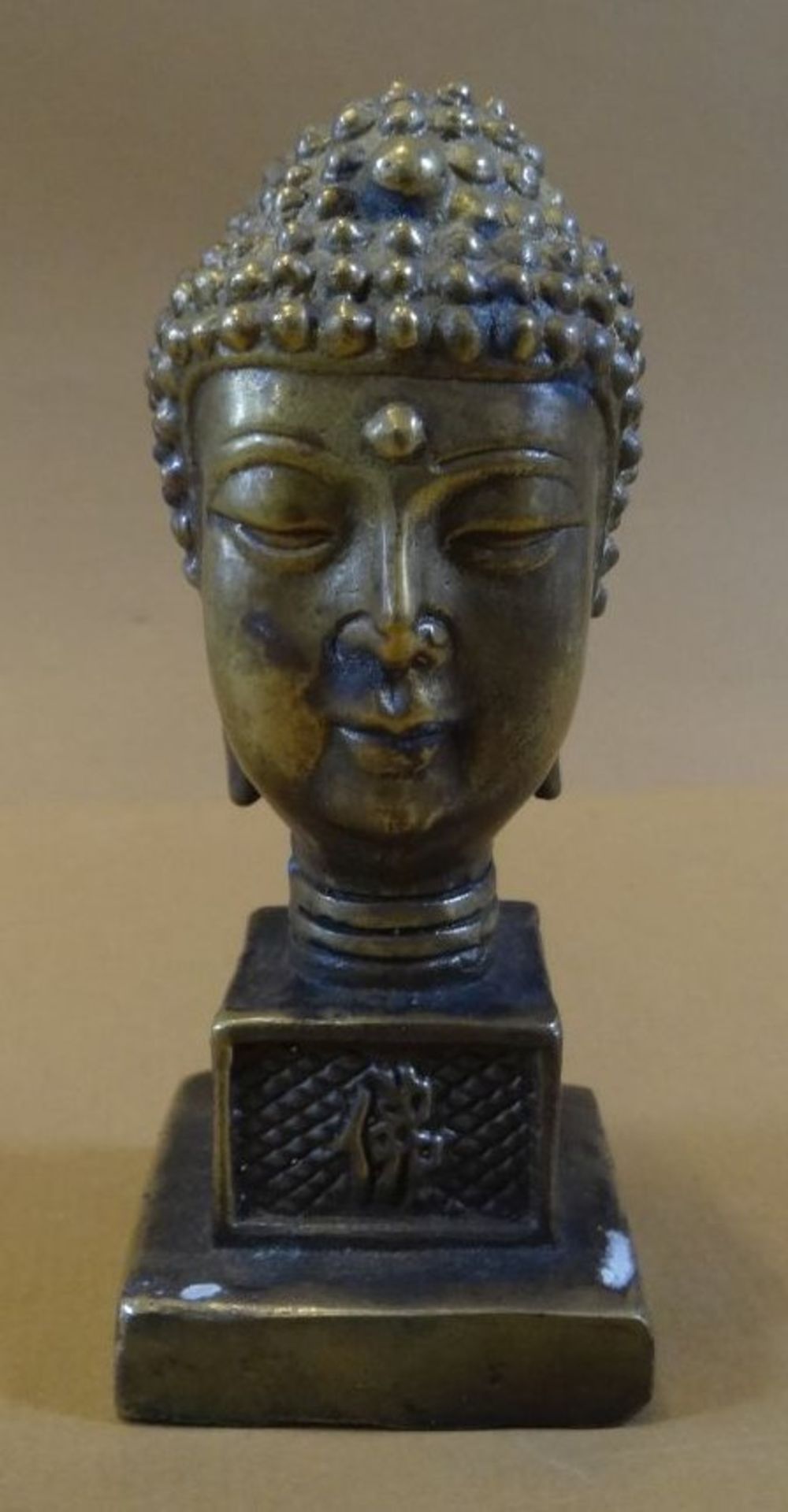 Bronze-Büste, Buddhakopf, wohl Stempel?, Unterseite beschriftet, H-10 cm, 4x4 cm