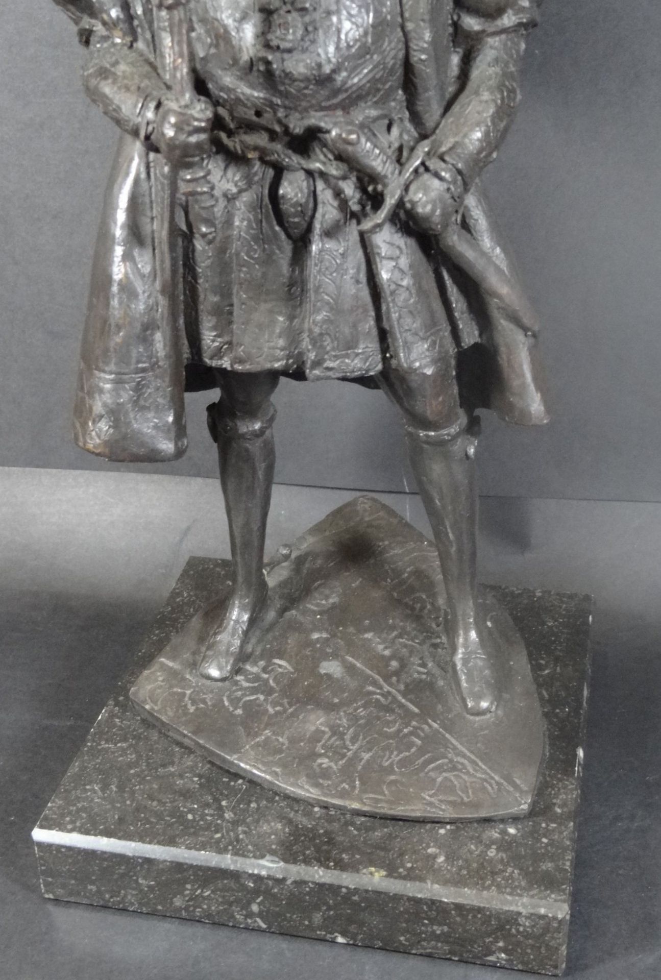 Bronze "König Heinrich VIII auf Schild" Marmorplinthe, H-34 cm, 16x16 cm, 5 kg. - Bild 3 aus 7