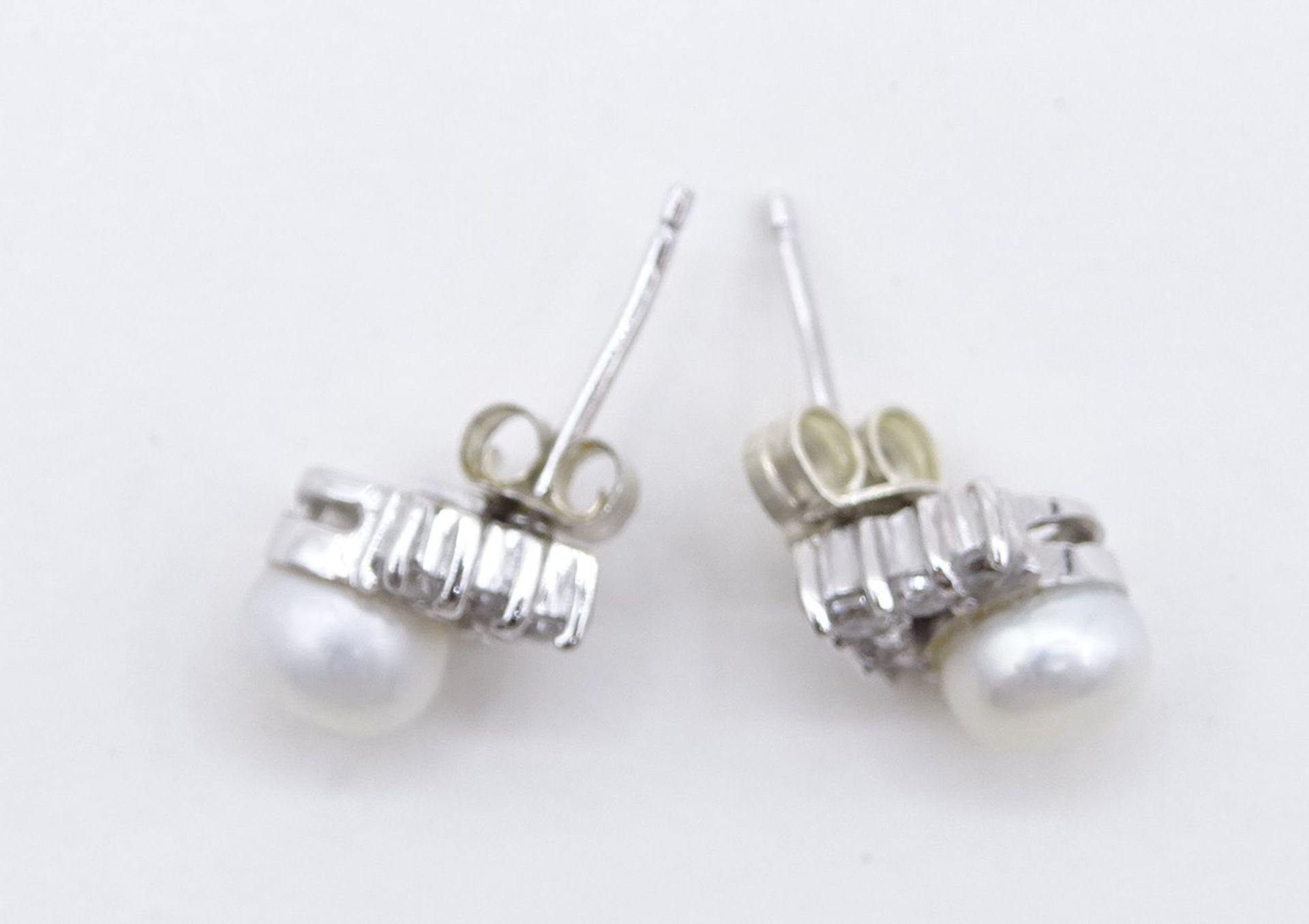 Ohrstecker, 925er-Silber mit Perlen und klaren fac. Steinen, 0,9 x 1 cm, zus. 2 gr., leicht reinigu - Bild 2 aus 3