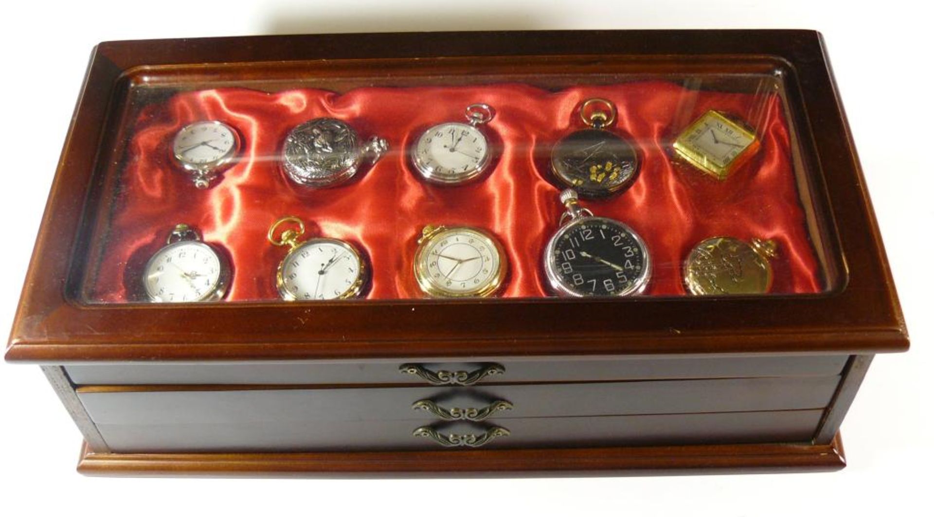 Uhrenkasten mit 30 div. Quartz Taschenuhren, neuwertig, Plastikscheibe, Kasten L-38cm,.b-19cm, H-12