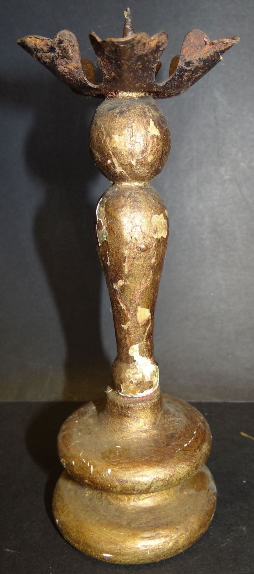 florentinischer Holzleuchter, 17/18 Jhd., Blattvergoldet, Eisen- Kerzenteller, H-17 cm,  Unterseite
