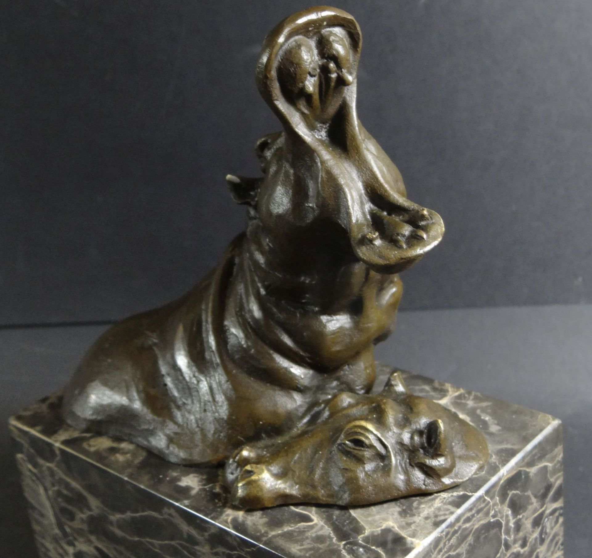 Milo (1955)  Bronze Nilpferde auf Marmorsockel, H-18 cm, 13x8 cm - Bild 4 aus 6