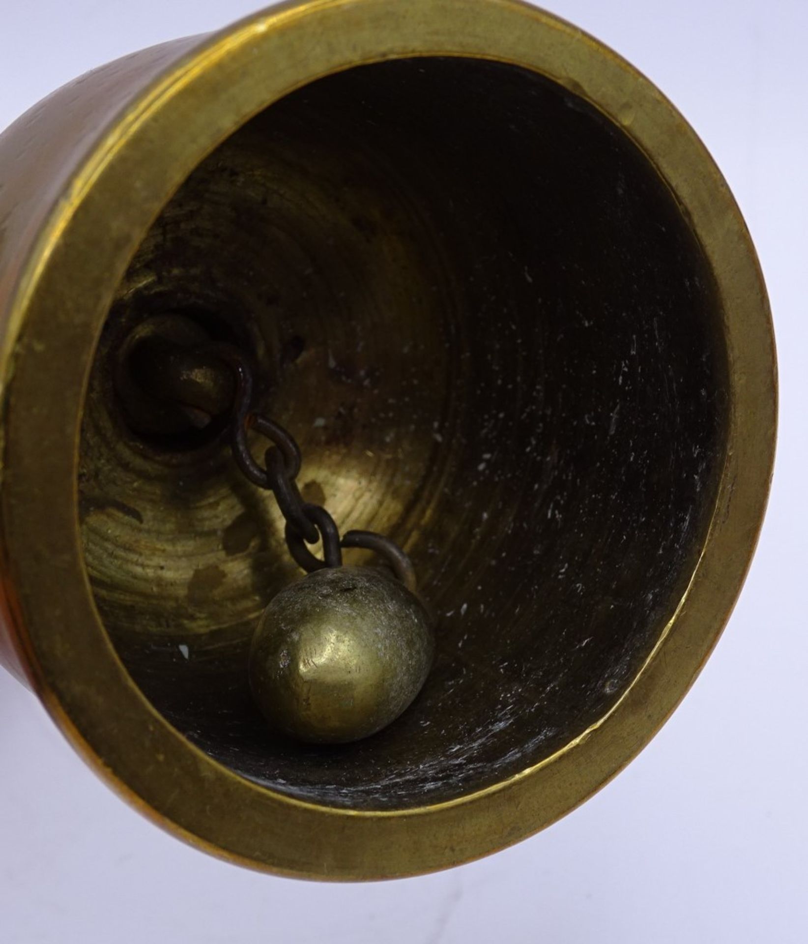 Große Handglocke aus Messing, Tibet wohl 18./19.Jhd., mit Vogelkrallen, H-21,5cm - Image 5 of 5