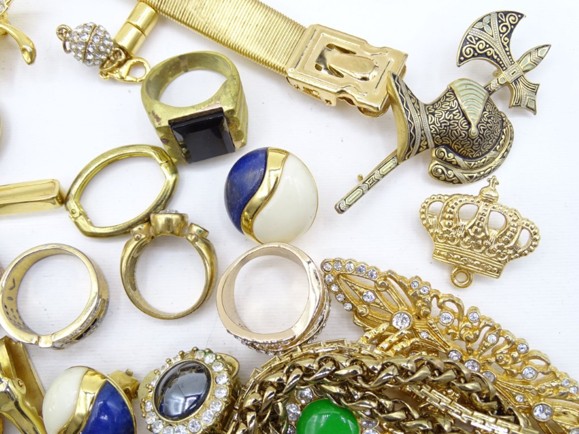 Konvolut goldfarbener Modeschmuck, besetzt mit Schmucksteinen, Strass, teilweise emailliert - Bild 6 aus 10