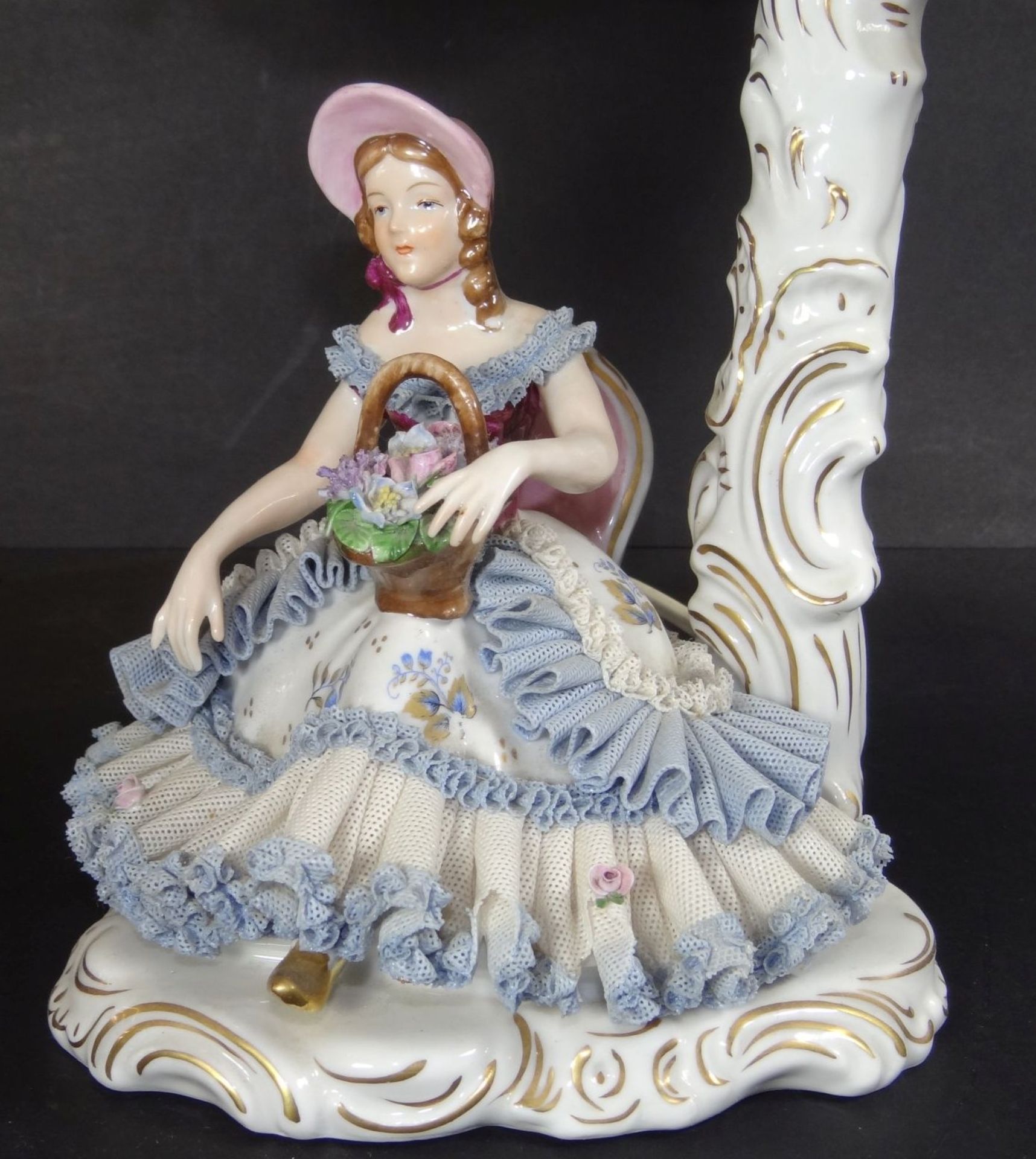 Tischlampe "Dresden" sitz. Mädchen mit Blumenkorb, Spitzenkleid tw. bestossen, H-43 cm - Bild 2 aus 7
