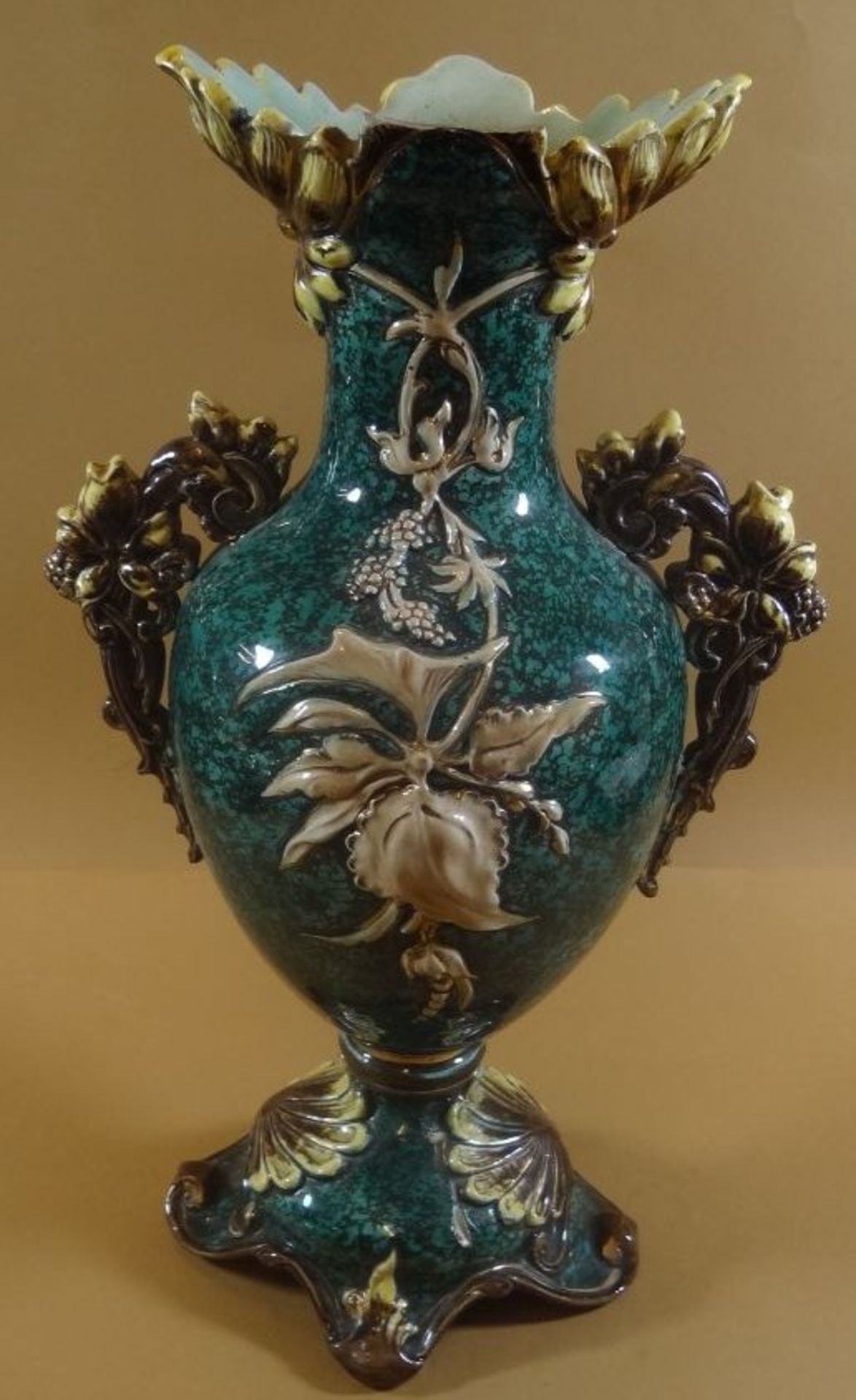 hohe Gründerzeit-Majolika-Vase "WS&S" Patent, Stand geklebt, Rand fehlt eine Spitze, H-35 cm - Bild 4 aus 9