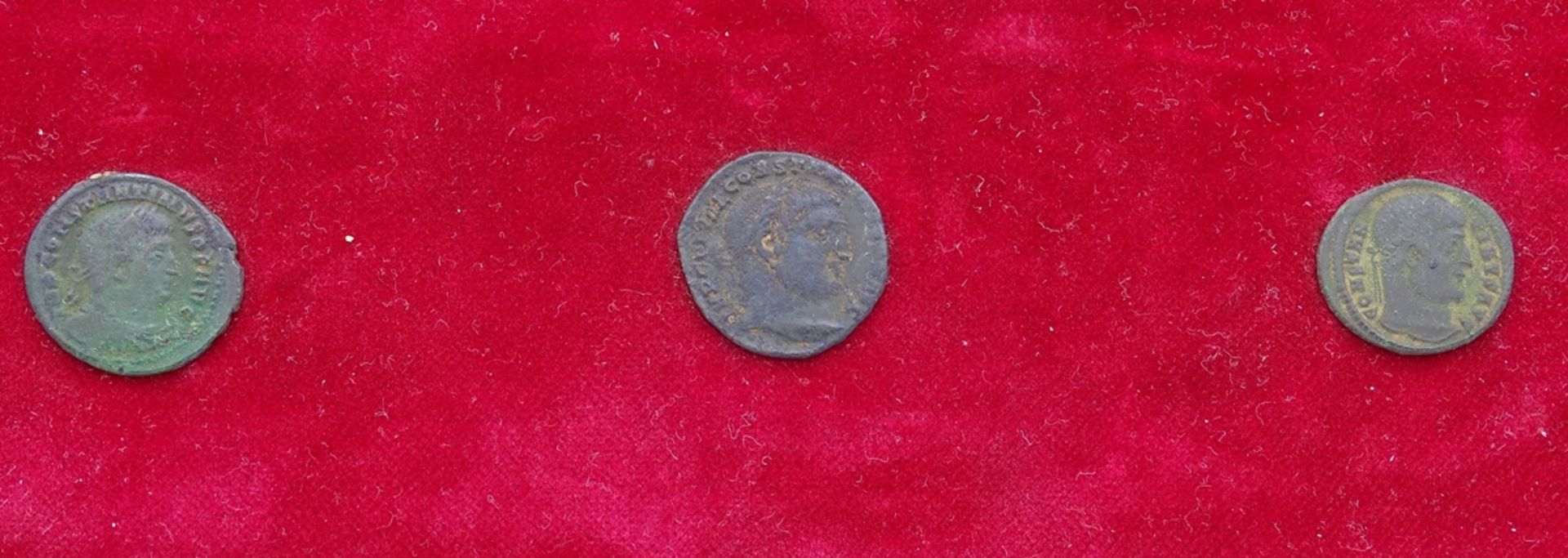 Drei alte römische Münzen, (aufgeklebt) - Bild 2 aus 2