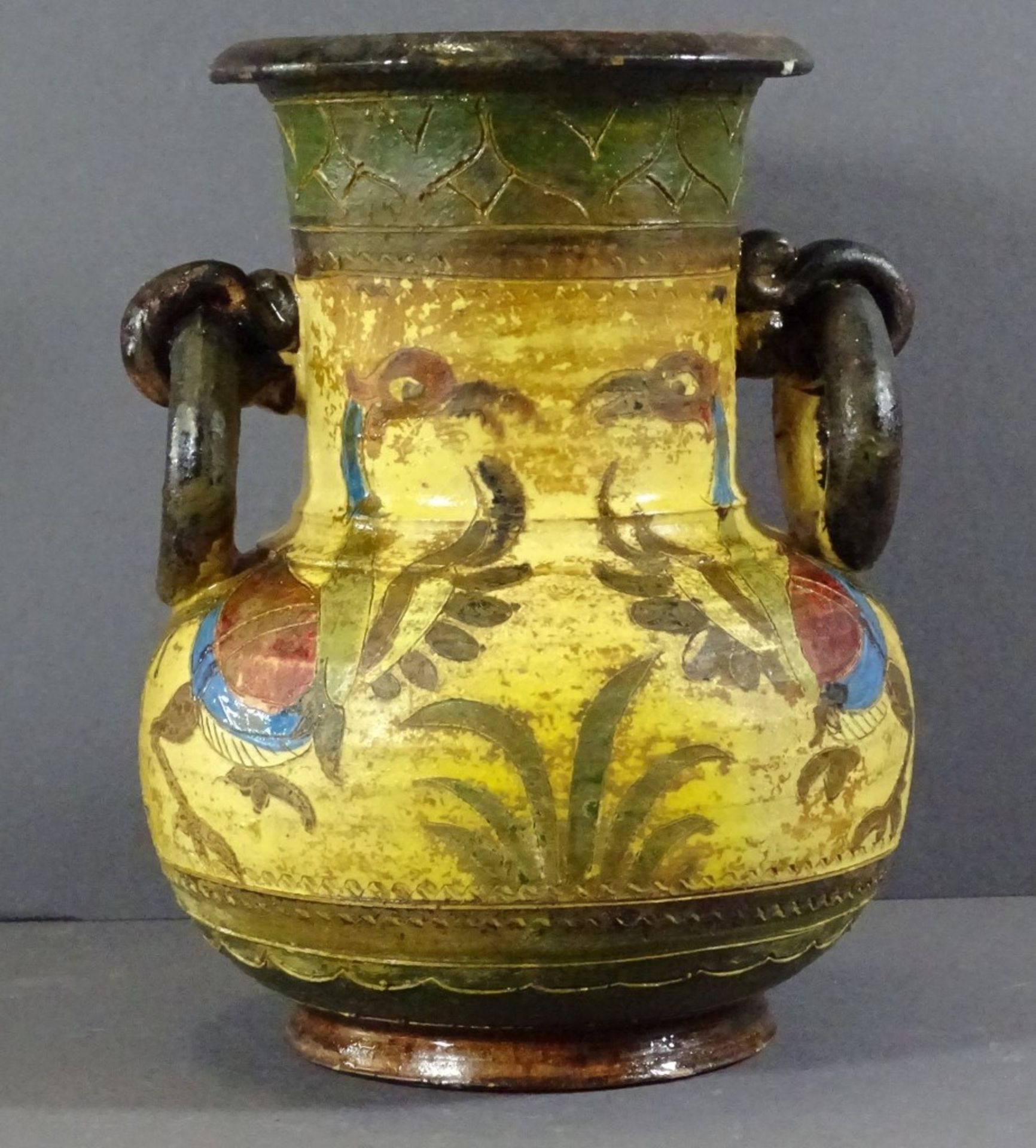 Keramik Henkelkrug, bemalt, H-20cm, Farbabplatzer am Rand