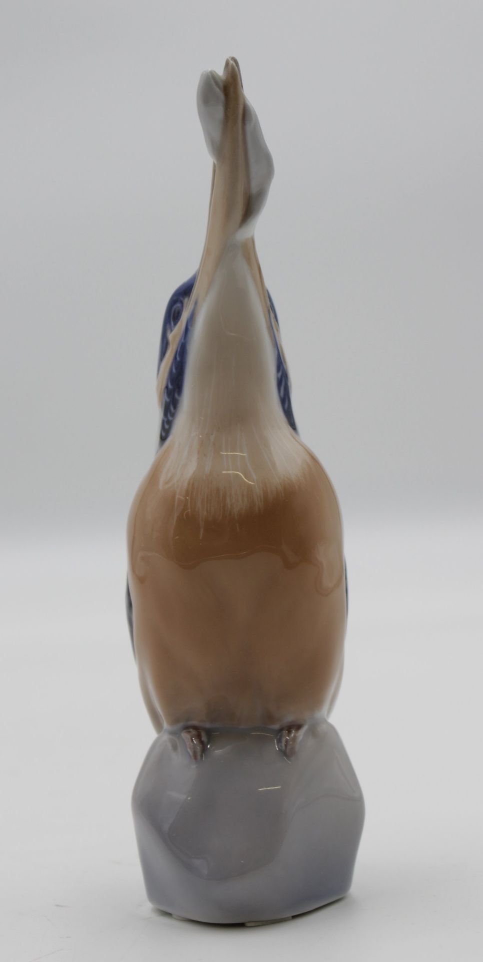 Eisvogel mit Fisch, Royal Copenhagen, Entw. Peter Herold , Modellnr. 2257, polychrom bemalt in Unte - Bild 4 aus 6
