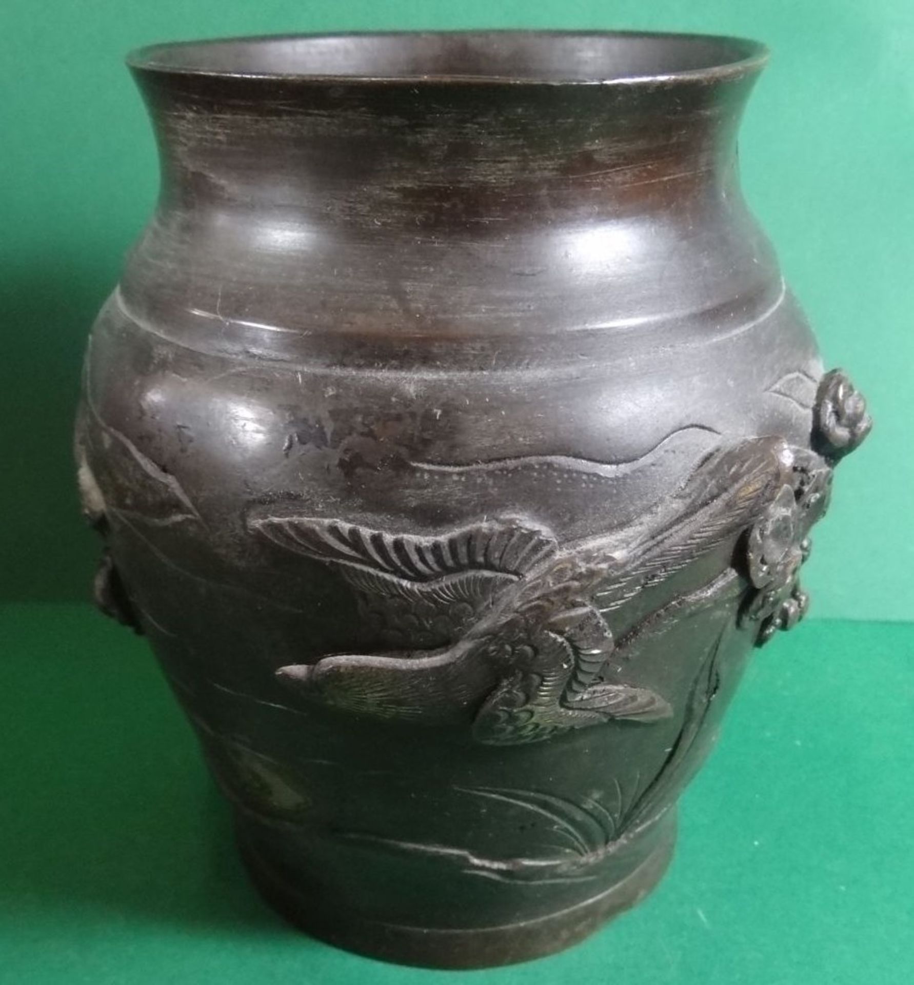 Bronze-Vase mit plastischen umlaufenden Fries, Vögel und Blumen, wohl Japan, 1x Materialfehler o.ä  - Bild 2 aus 6