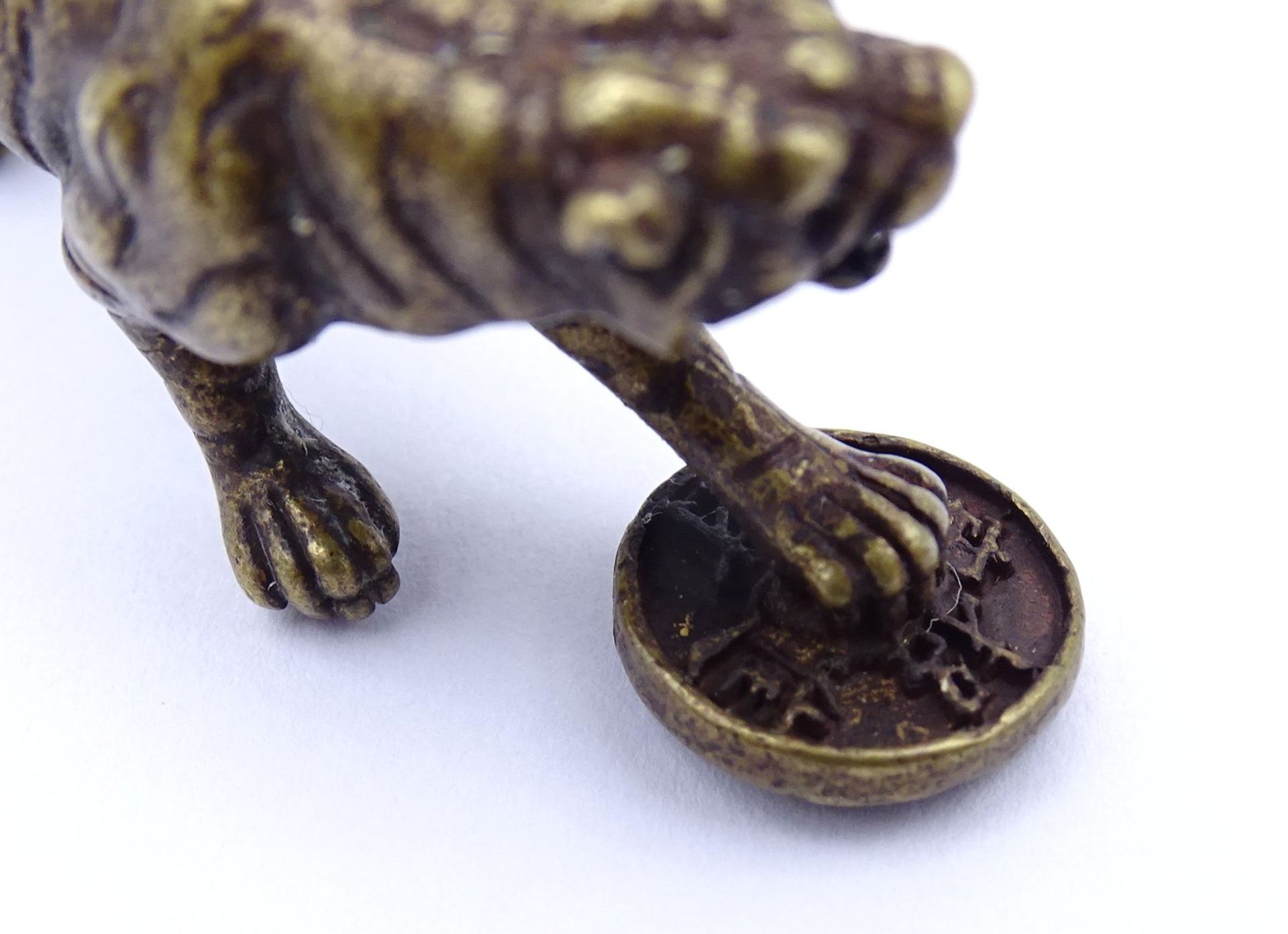 Bronzefigur eines Tigers mit einer Käschmünze, L. ca. 6,5 cm - Image 4 of 4